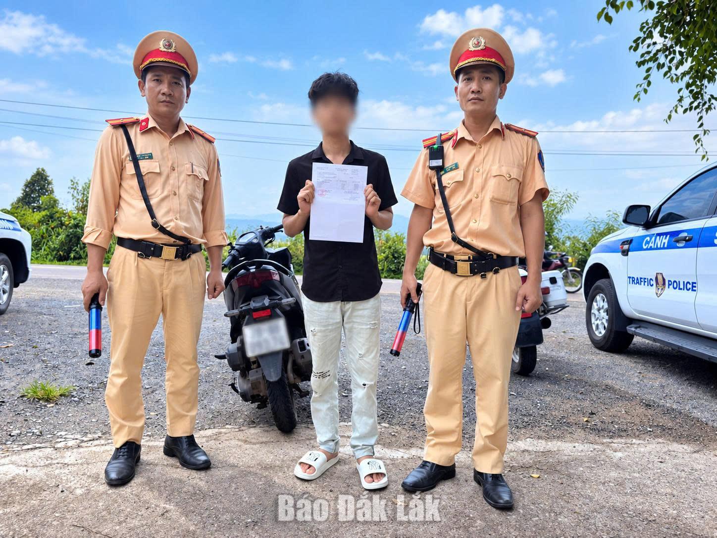 Thanh niên dương tính ma túy khi điều khiển xe mô tô 1 ực lượng Cảnh sát giao thông test nhanh N.T.T và phát hiện dương tính với ma túy
