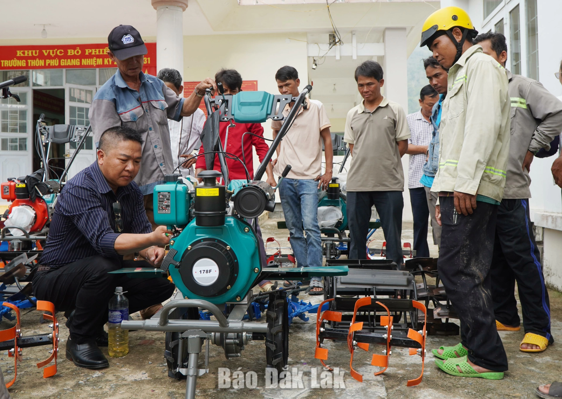Hướng dẫn kỹ thuật sử dụng máy làm đất đa năng cho các hộ dân.