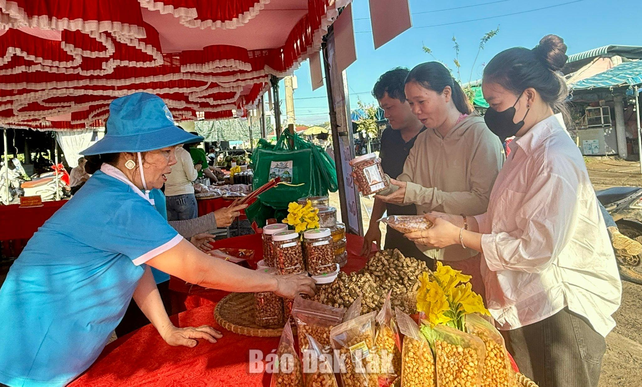 Phiên chợ giới thiệu sản phẩm chủ lực, đặc trưng tại xã Ô Loan 4 Đông đảo người dân, du khách tham quan và mua sắm tại các gian hàng.