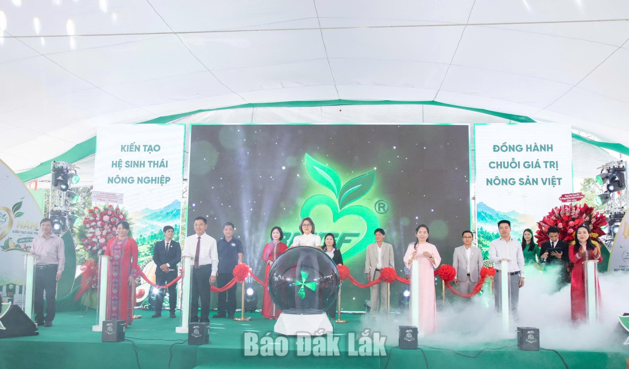 Ban Mê Green Farm khánh thành Nhà máy cấp đông - chế biến nông sản xuất khẩu 2 Các đại biểu thực hiện nghi thức khánh thành Nhà máy Cấp đông Chế biến Nông sản Xuất khẩu của Ban Mê Green Farm.