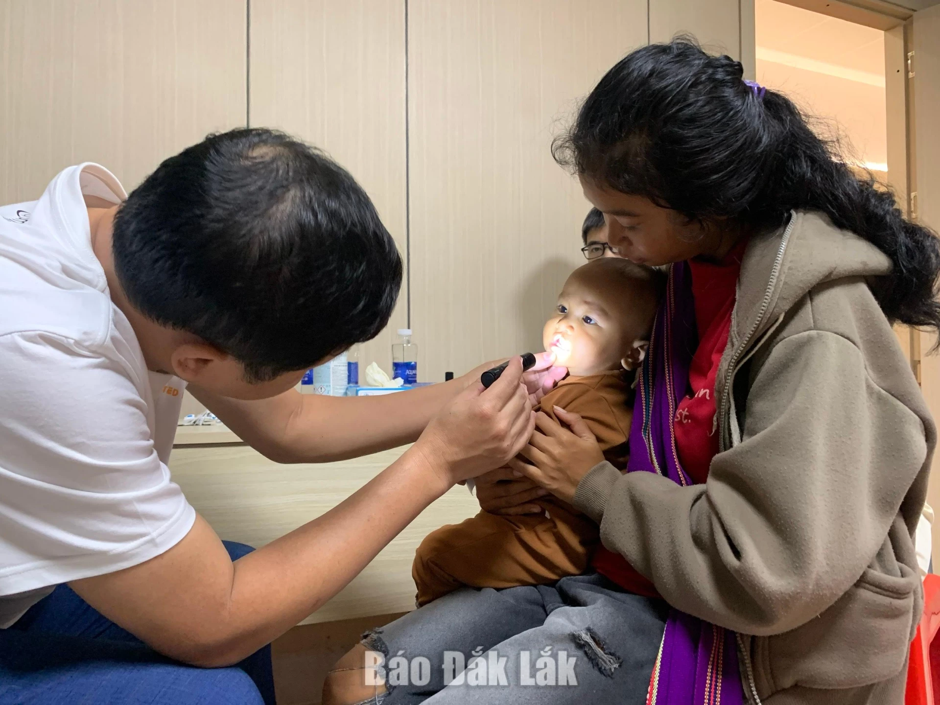 Tổ chức chương trình khám, phẫu thuật nụ cười miễn phí 2 Trẻ em bị sứt môi, hở hàm ếch được bác sĩ khám sàng lọc miễn phí.