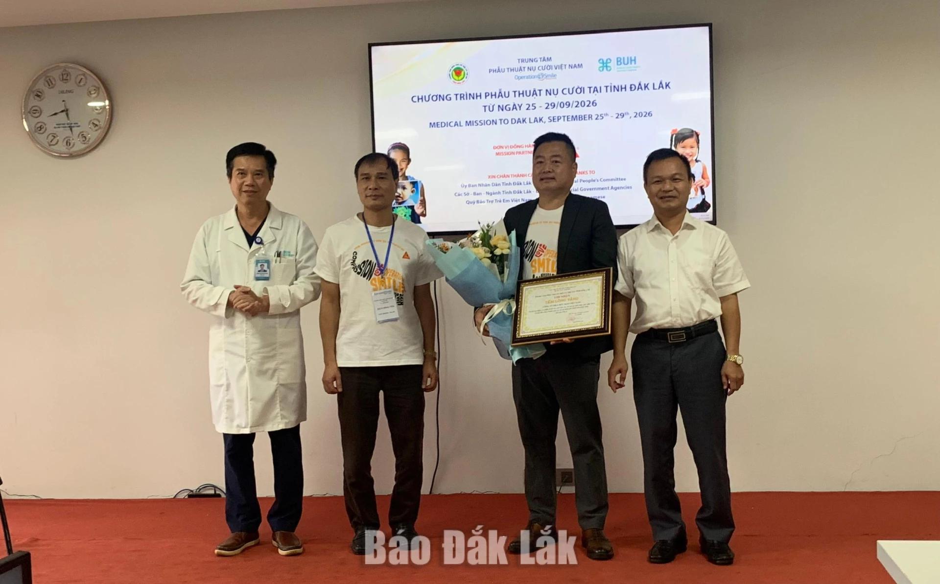 Tổ chức chương trình khám, phẫu thuật nụ cười miễn phí 4 Các đơn vị trao bảng tri ân, ghi nhận tấm lòng vàng cho đơn vị đồng hành chương trình.