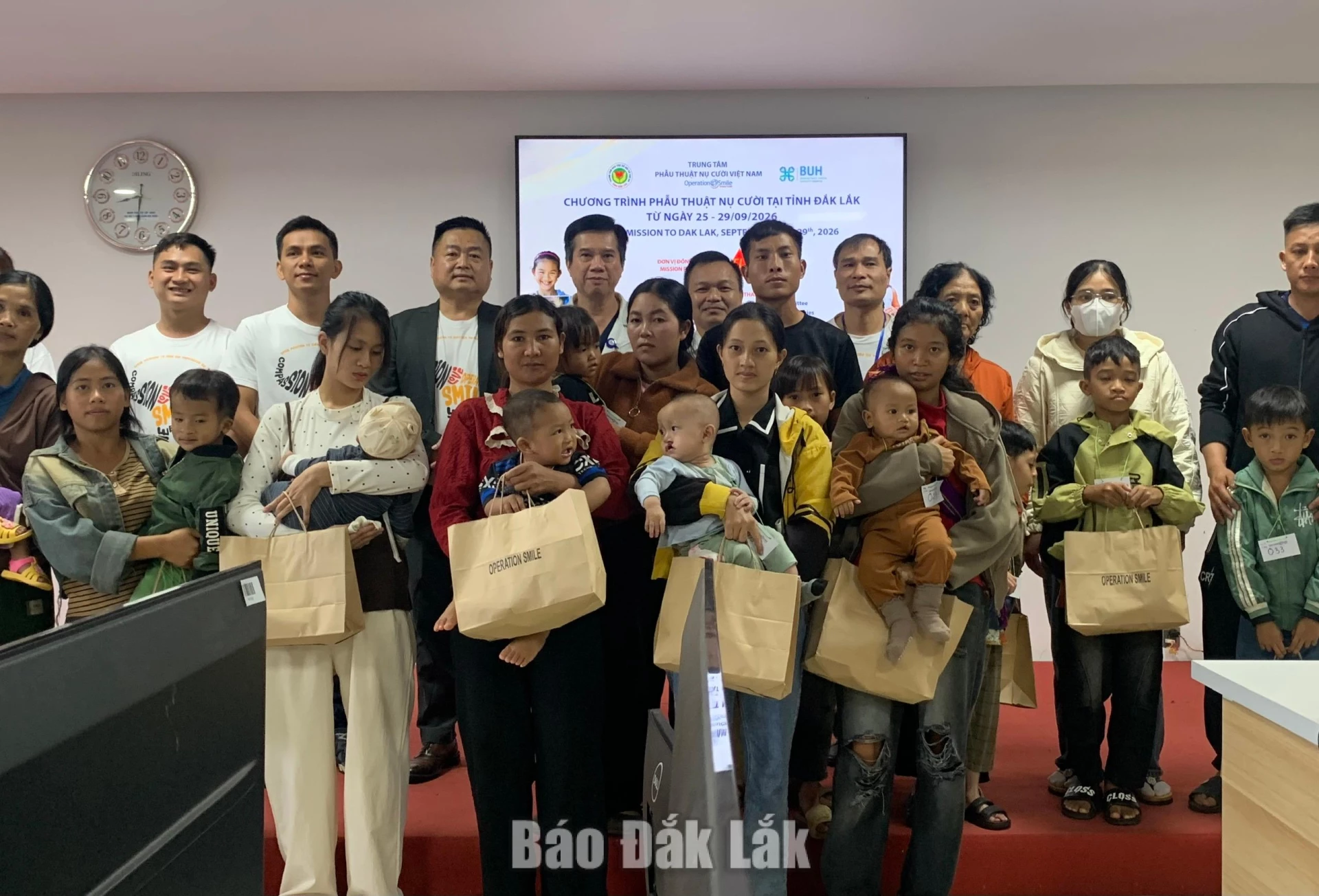 Tổ chức chương trình khám, phẫu thuật nụ cười miễn phí 3 Các đơn vị tặng quà động viên, khích lệ tinh thần cho gia đình có bệnh nhi chuẩn bị khám và phẫu thuật.
