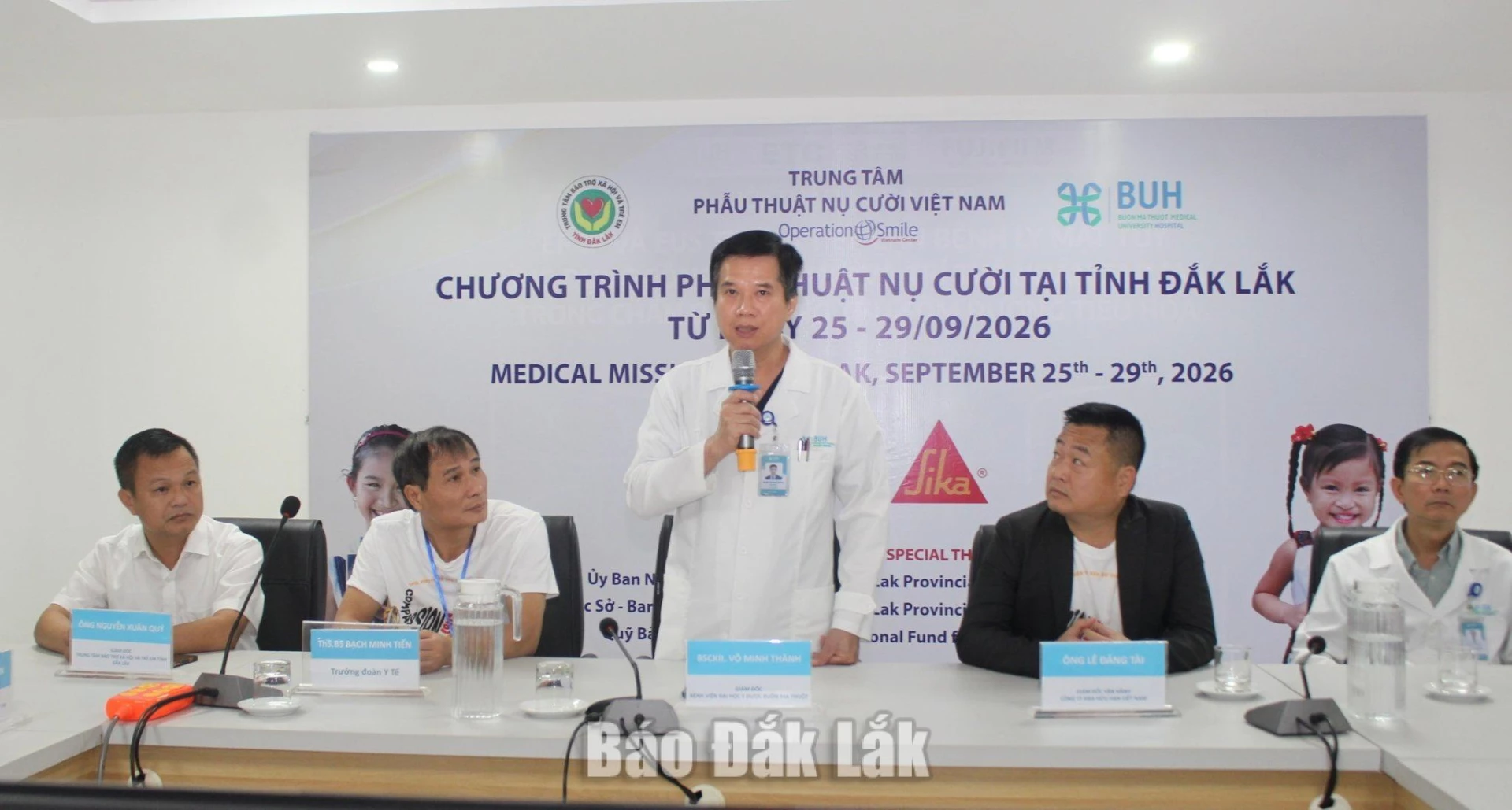 Tổ chức chương trình khám, phẫu thuật nụ cười miễn phí 1 Bác sĩ CKII Võ Minh Thành, Giám đốc Bệnh viện Đại học Y dược Buôn Ma Thuột phát biểu tại chương trình khai mạc.