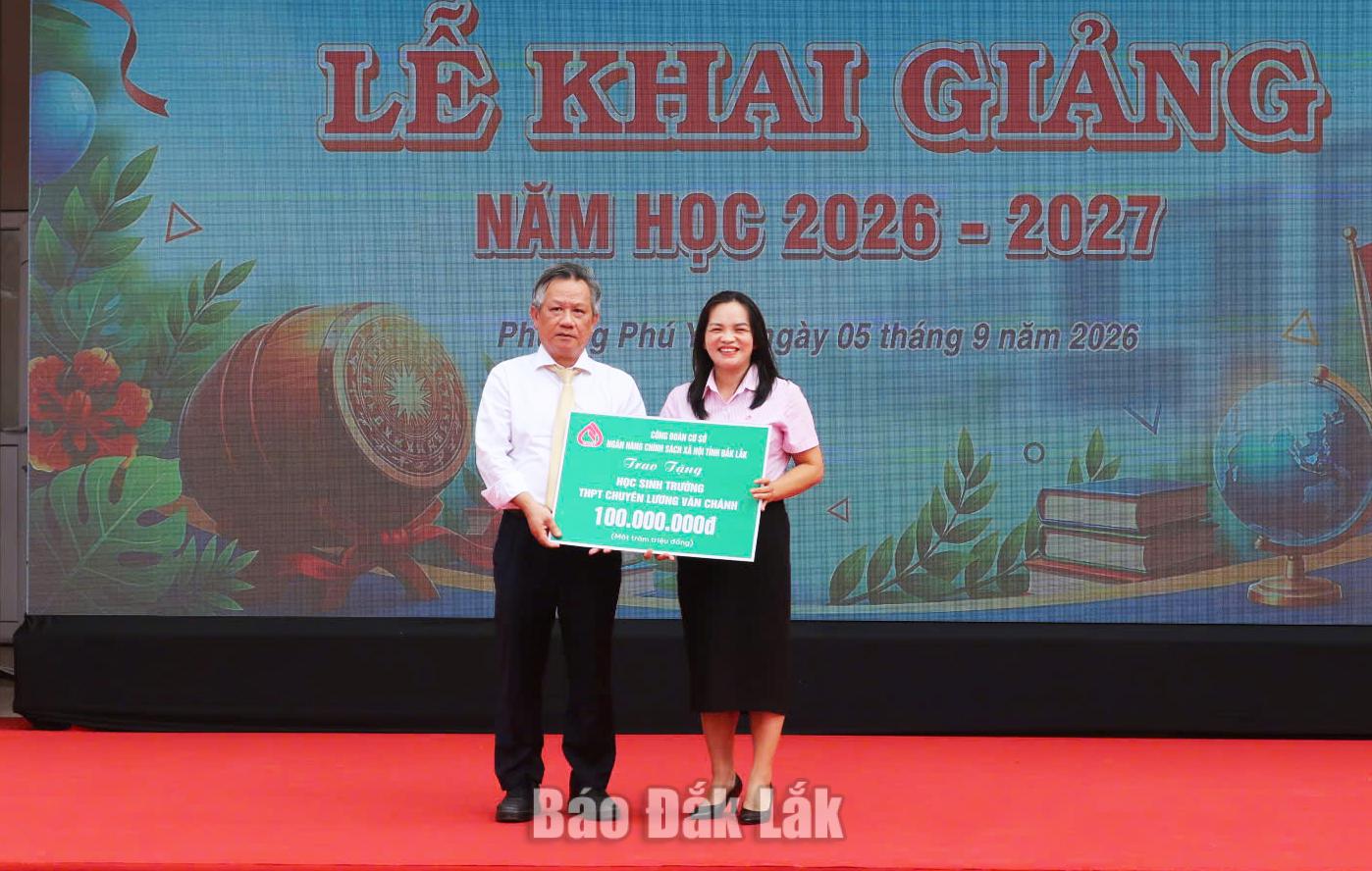 Đại diện Ngân hàng Chính sách xã hội tỉnh Đắk Lắk trao 100 triệu đồng học bổng cho nhà trường.