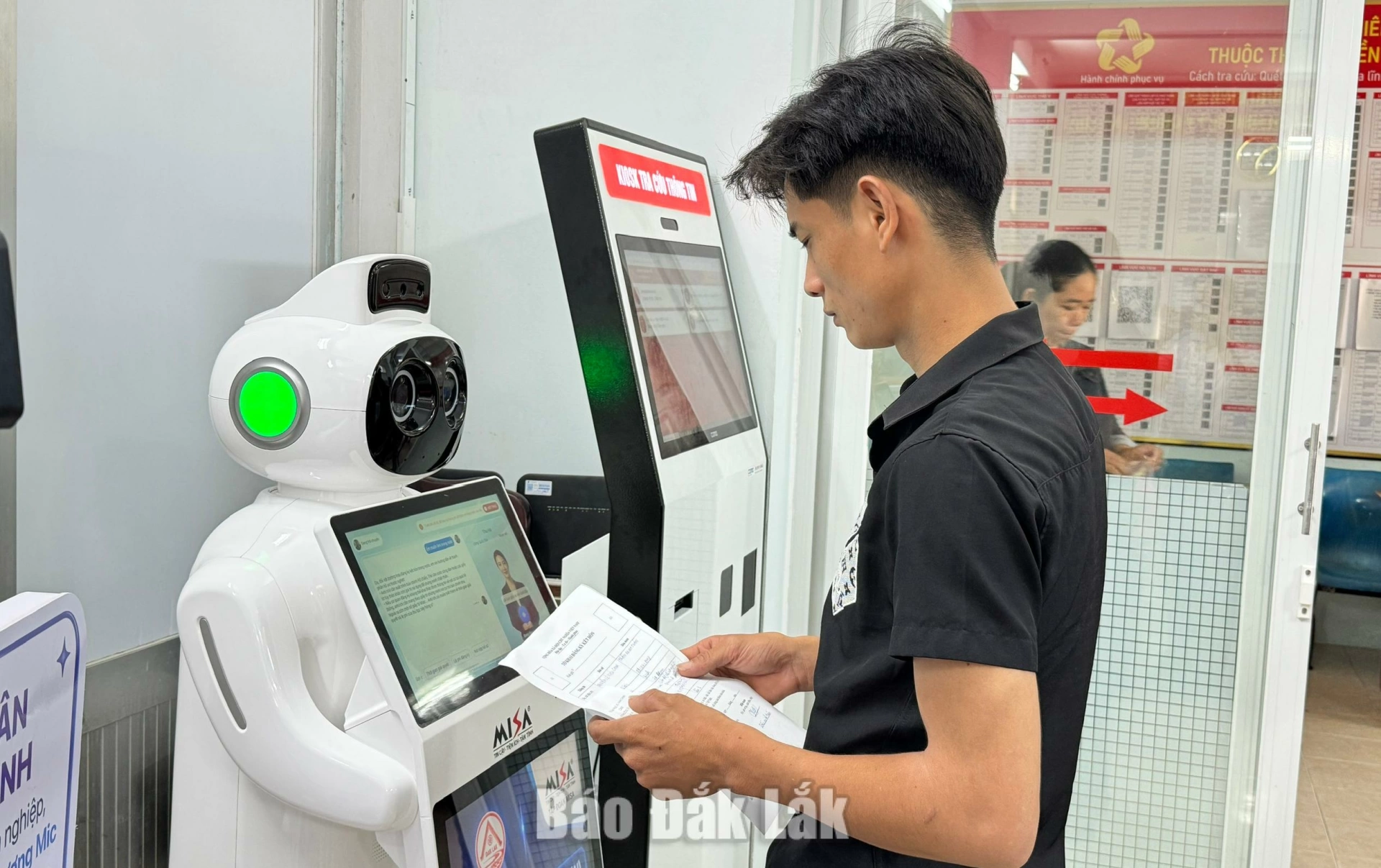 Phường Bình Kiến đưa robot lễ tân thông minh vào phục vụ người dân 2 Người dân trải nghiệm thực tế cùng robot thông minh tại buổi ra mắt.