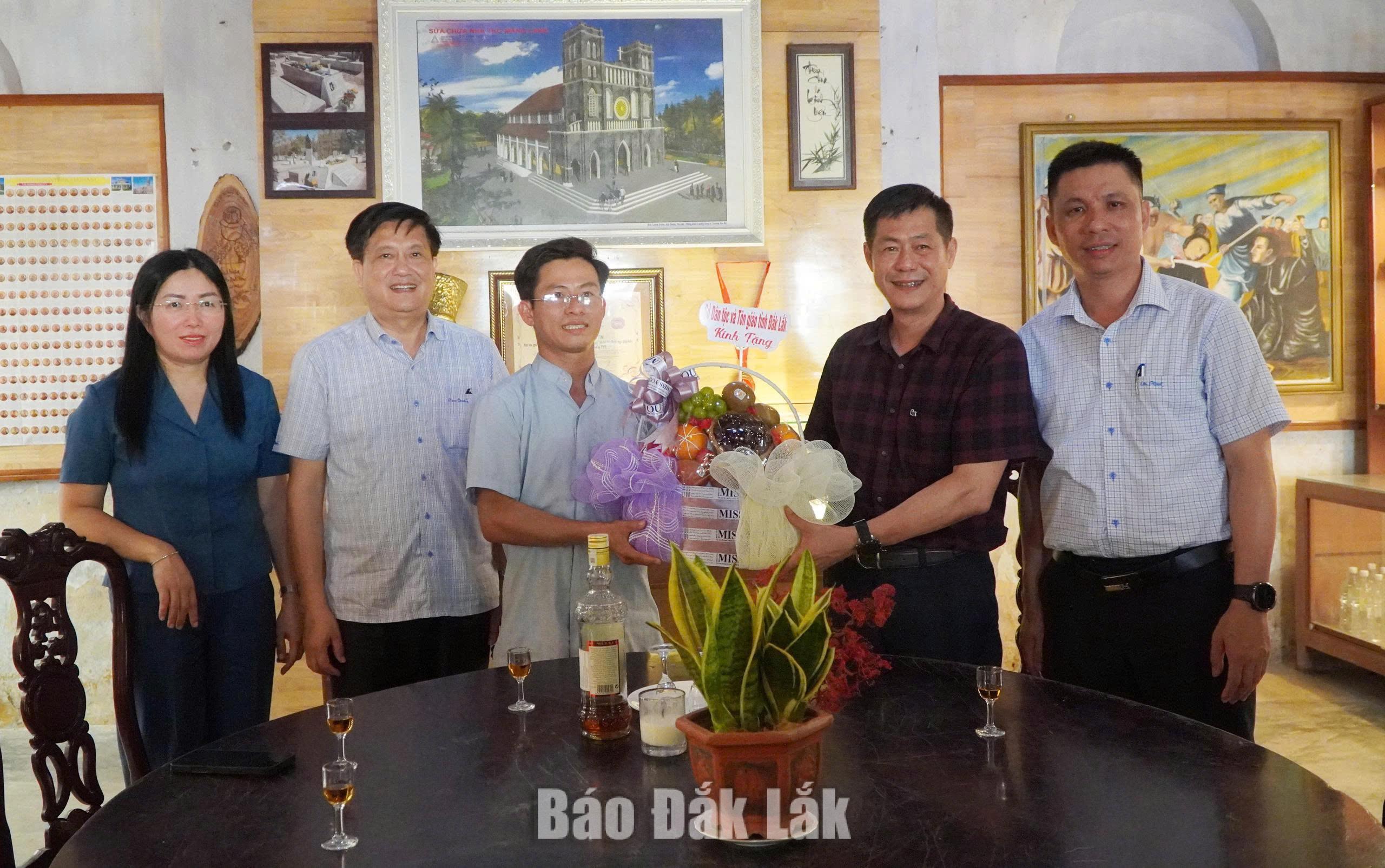 Sở Dân tộc và Tôn giáo thăm và tặng quà linh mục ở Nhà thờ Mằng Lăng. Ảnh: Minh Duyên