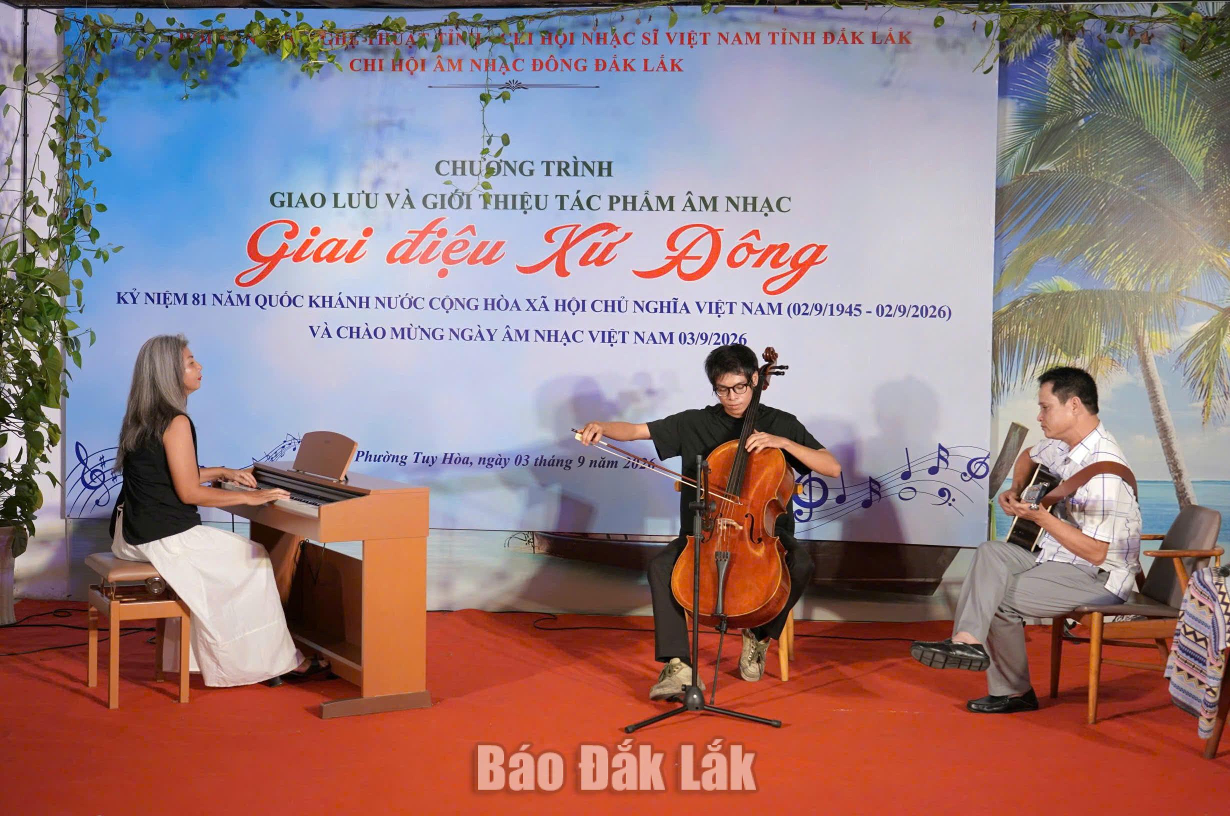 Các nghệ sĩ trình diễn một bản mashup tại chương trình.