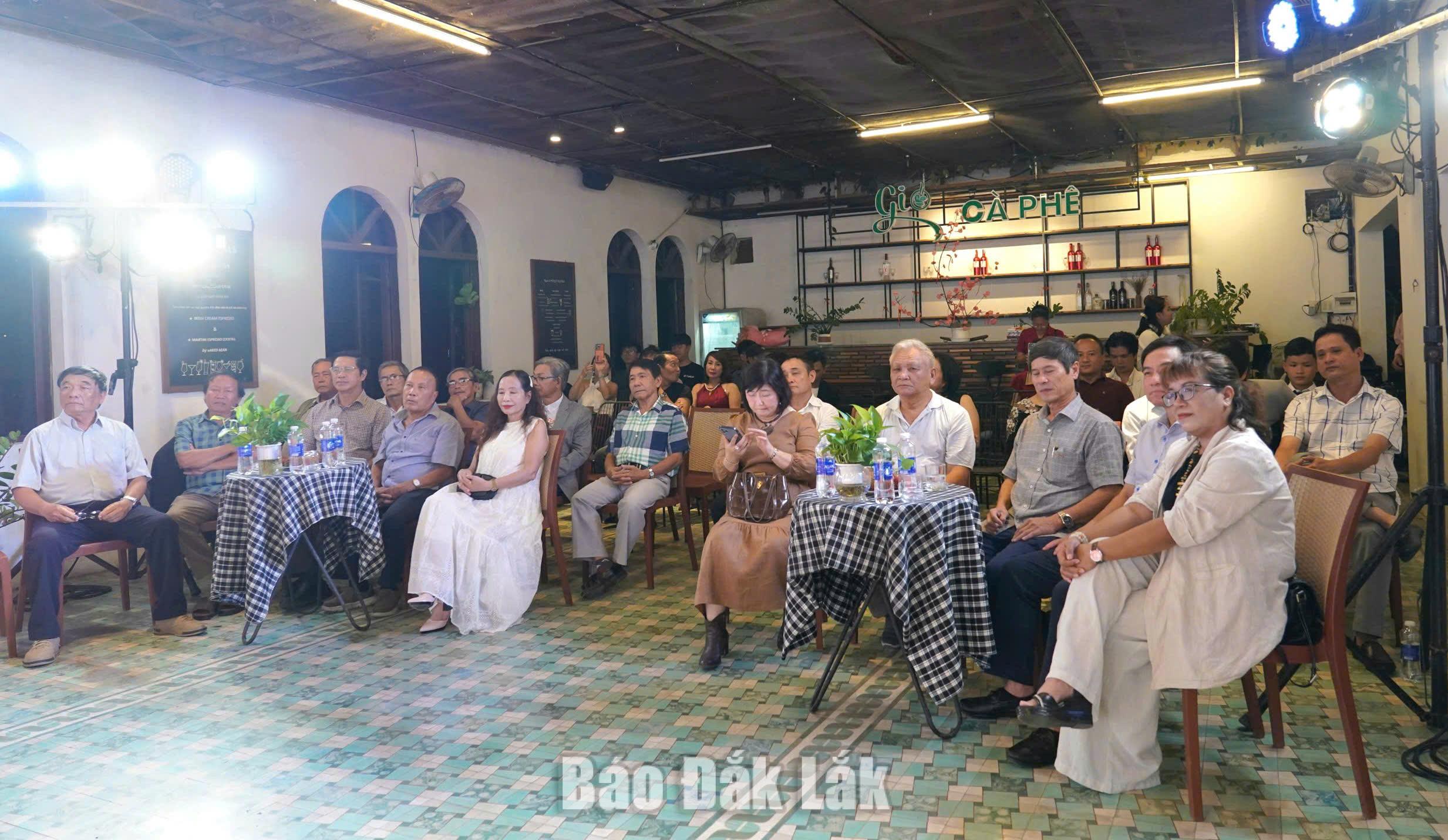 Các đại biểu tham dự chương trình.