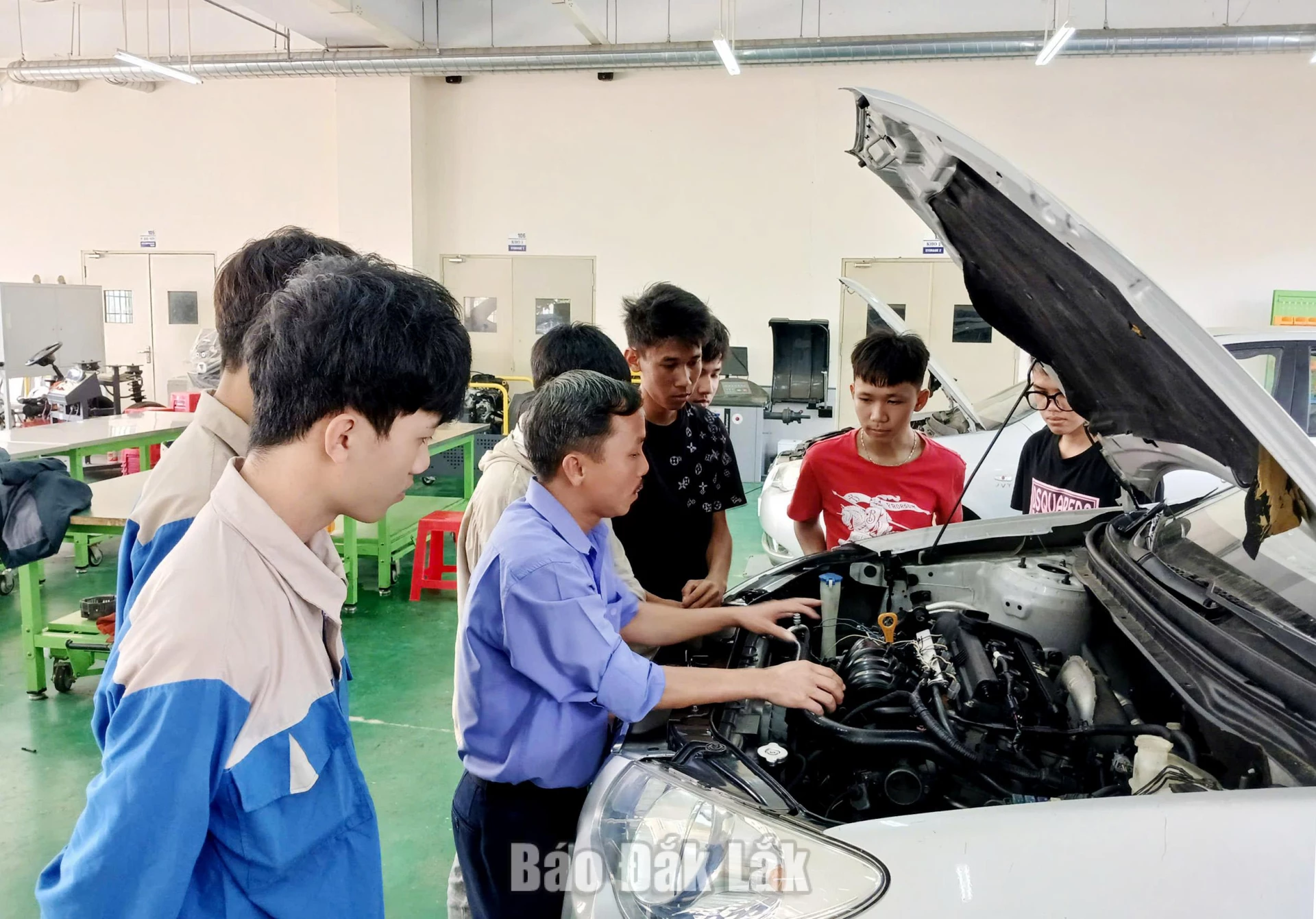 Thầy và trò Trường Cao đẳng Đắk Lắk thực hành sửa chữa ô tô.