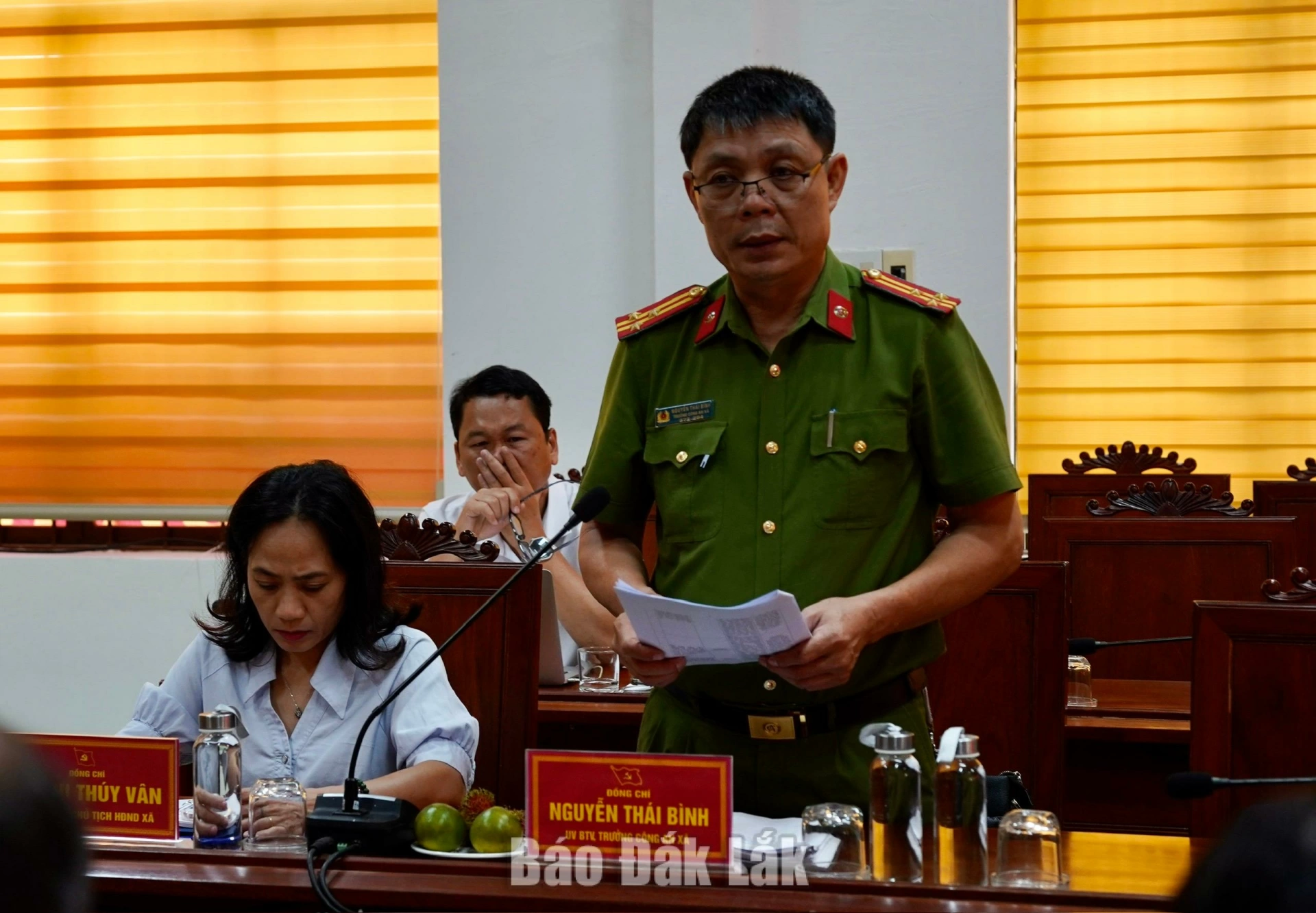 Thượng tá Nguyễn Thái Bình, Trưởng Công an xã Ô Loan thảo luận về những giải pháp bảo vệ an ninh mạng tại địa phương.