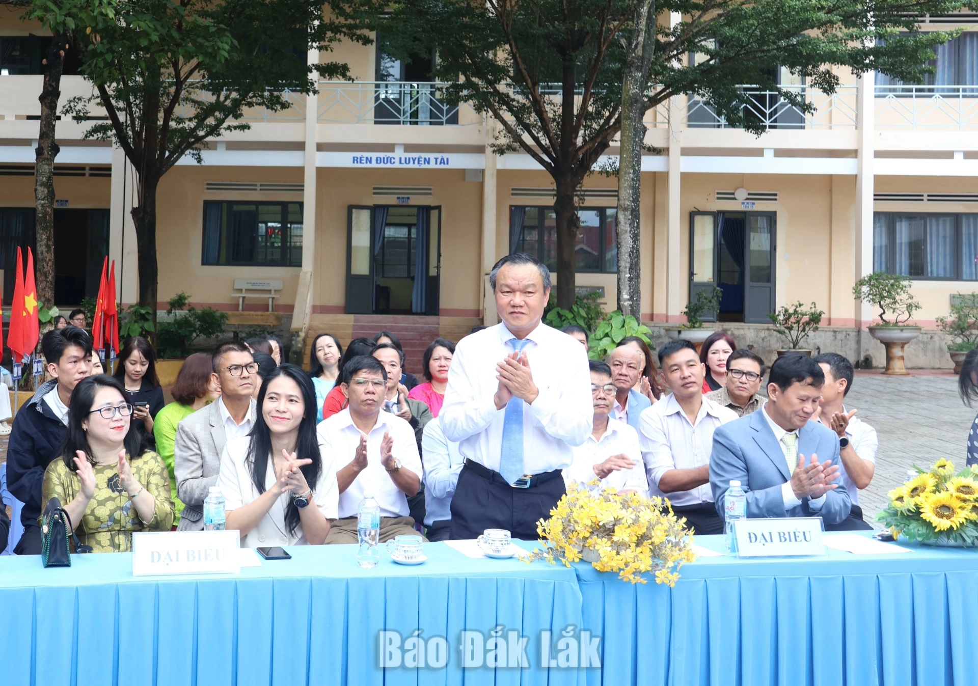 Phó Chủ tịch UBND tỉnh Đào Mỹ đã đến dự Lễ khai giảng năm học mới 2026 – 2027 cùng thầy và trò Trường THPT Buôn Ma Thuột (phường Buôn Ma Thuột).