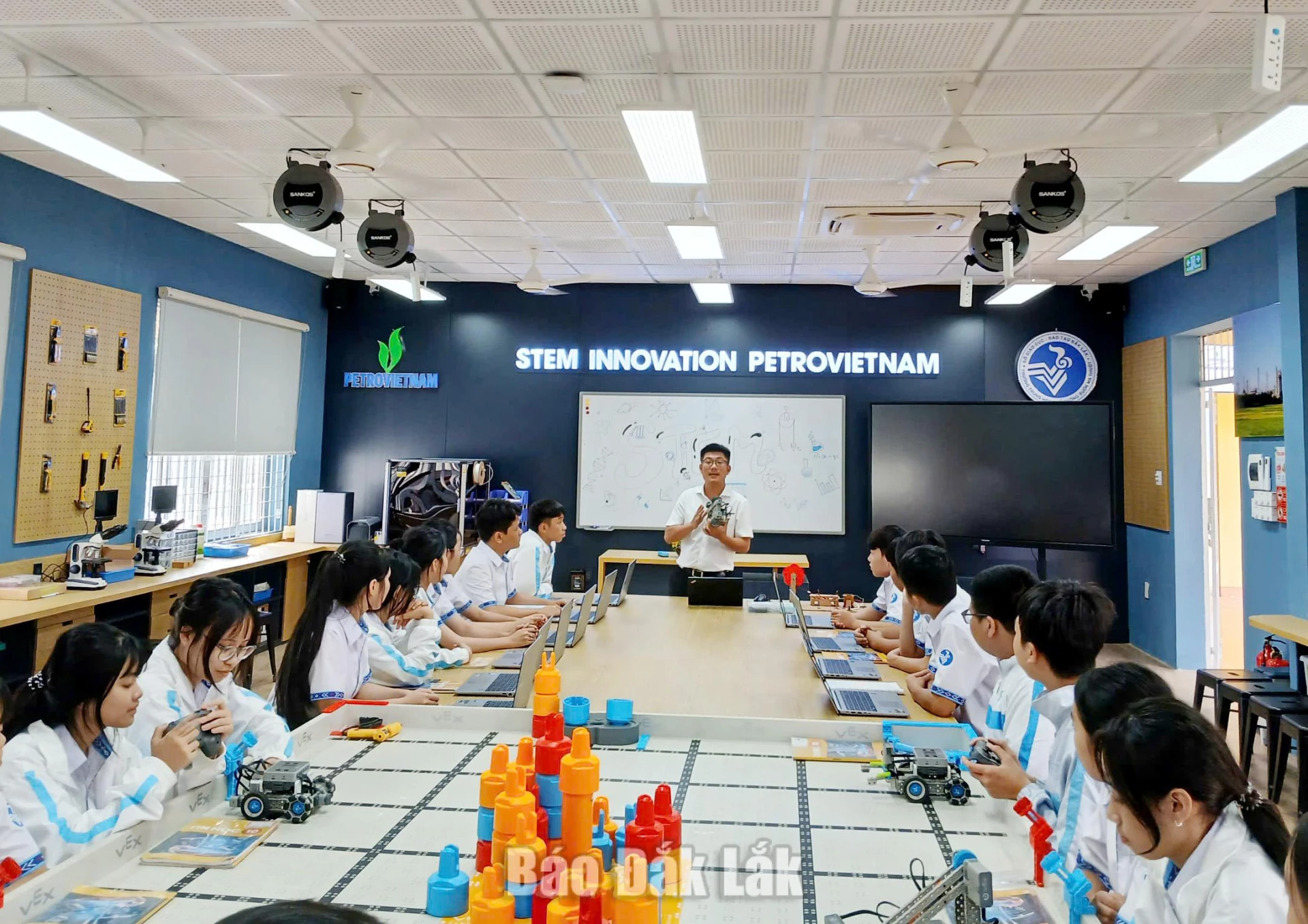 Một tiết học thực hành của thầy, trò Trường THPT Buôn Ma Thuột (phường Buôn Ma Thuột) tại phòng thực hành STEM. 