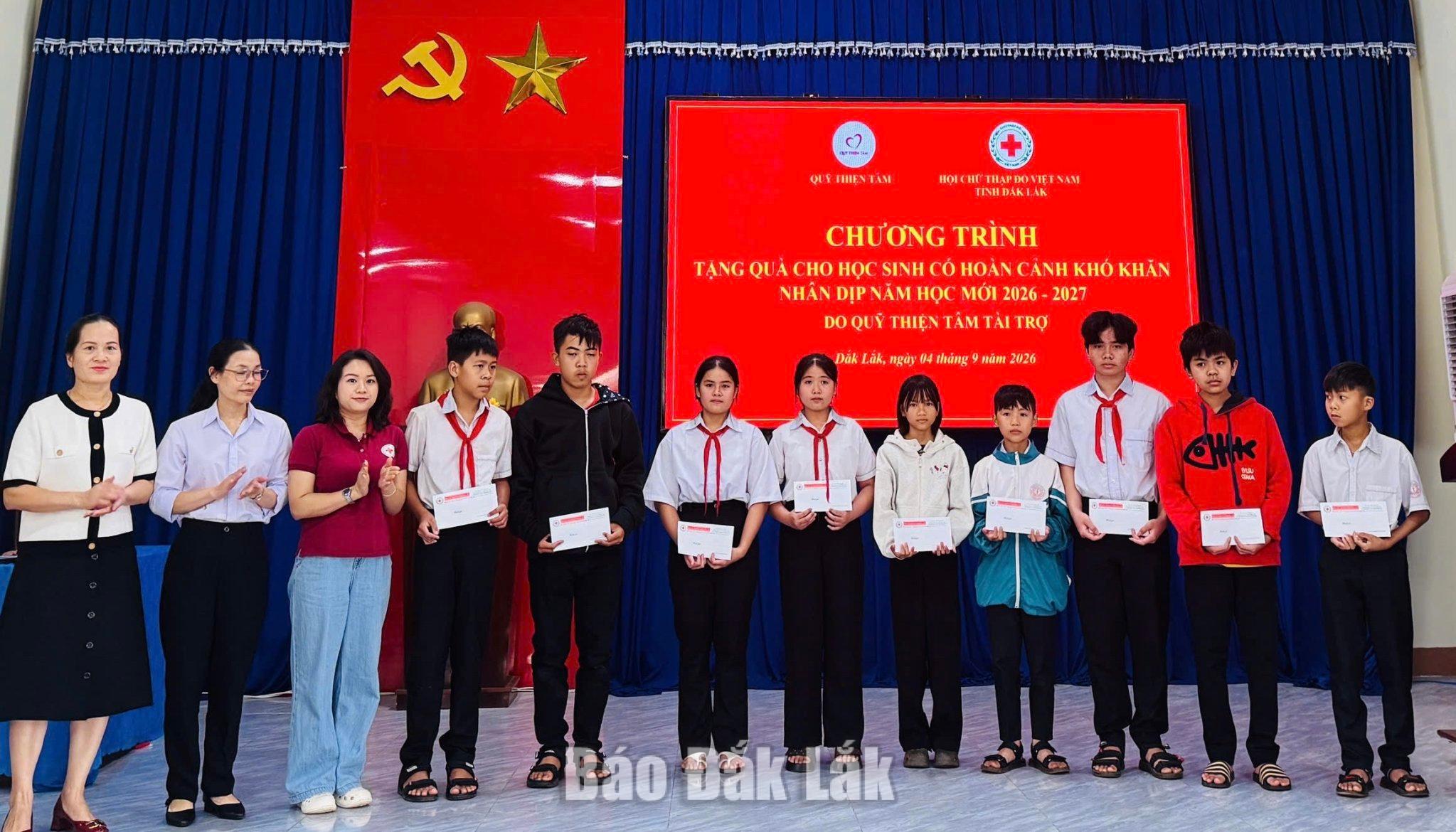 Trao yêu thương, chắp cánh ước mơ đến trường 2 Học sinh có hoàn cảnh khó khăn xã Phú Xuân nhận quà từ Hội Chữ thập đỏ tỉnh trao.