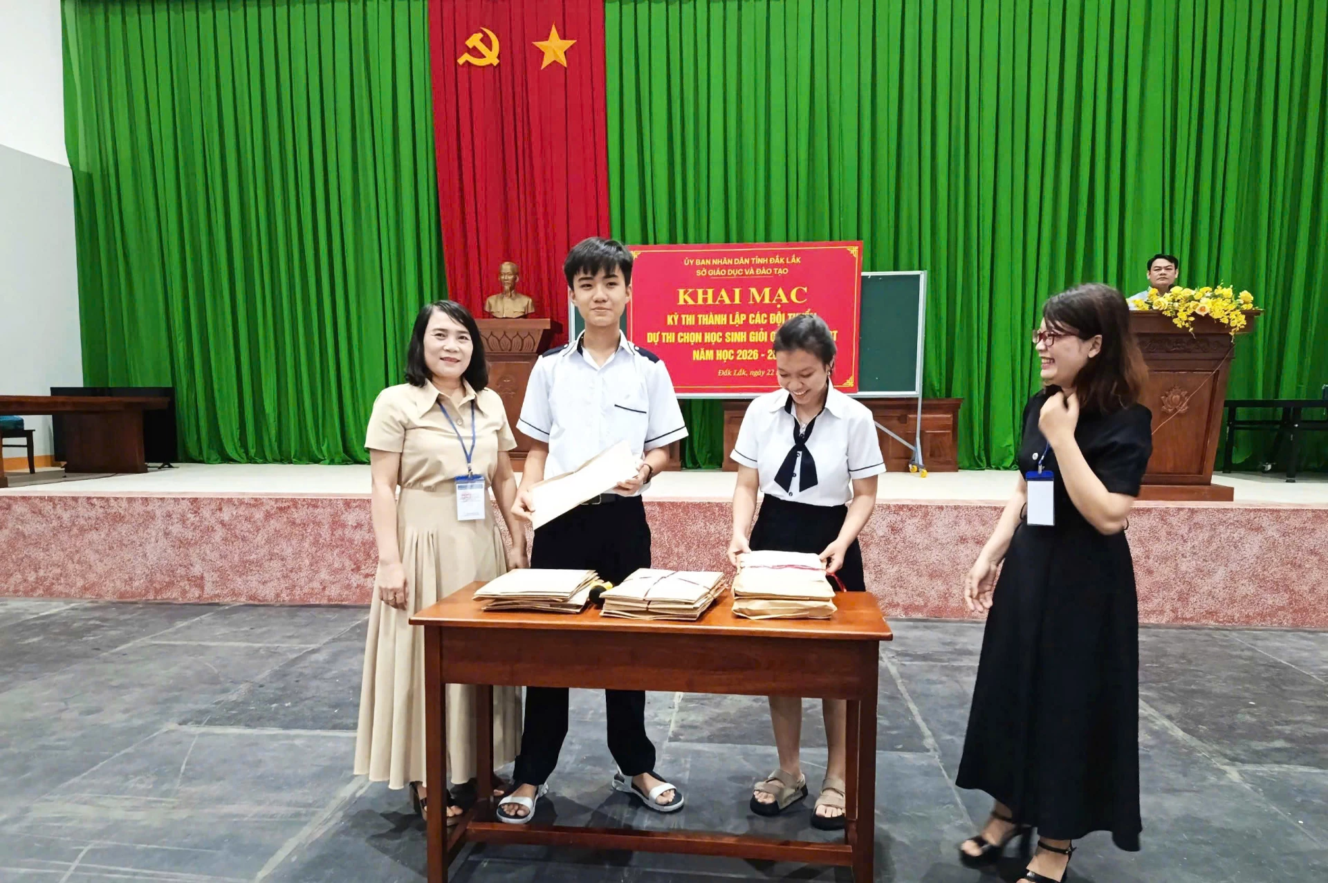 Thí sinh kiểm tra đề thi trước kỳ thi tại hội đồng thi Trường THPT Lương Văn Chánh (phường Phú Yên).