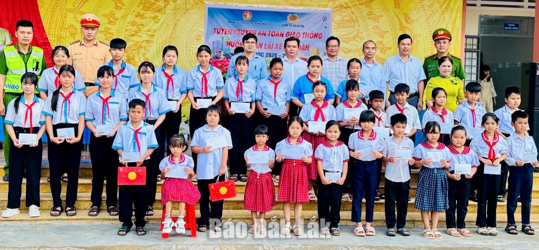 Công an xã Ea Păl và Phòng Cảnh sát giao thông trao quà động viên các em học sinh khó khăn.