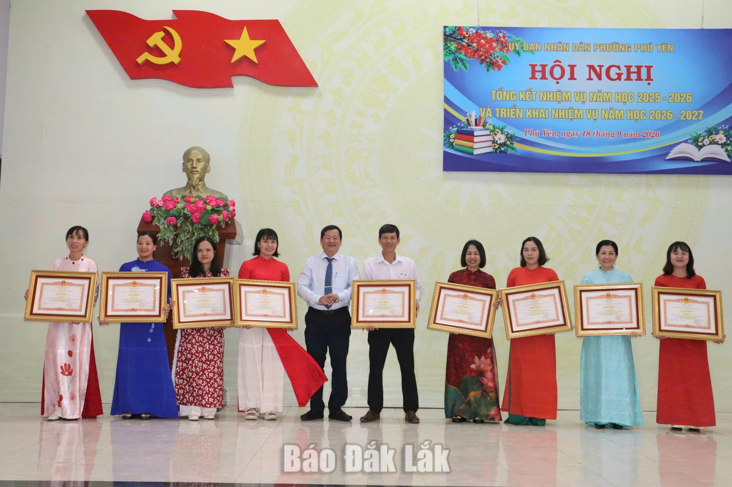 Phường Phú Yên: Tập trung nâng cao chất lượng giáo dục toàn diện 1 9 cá nhân được nhận Bằng khen Thủ tướng Chính có thành tích trong công tác giáo dục và đào tạo.