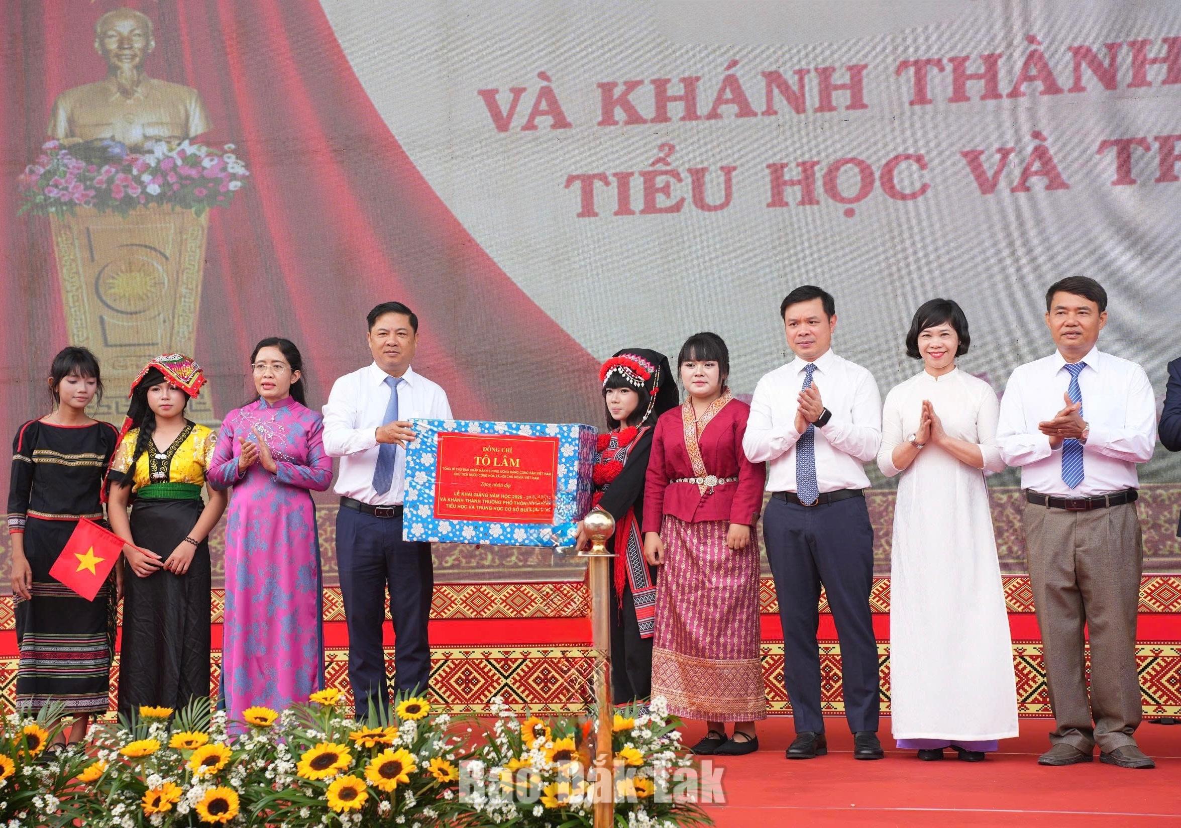 Bí thư Tỉnh ủy Lương Nguyễn Minh Triết và Chủ tịch UBND tỉnh Đỗ Hữu Huy dự Lễ khai giảng tại xã biên giới Buôn Đôn 5 Bí thư Tỉnh ủy Lương Nguyễn Minh Triết và Chủ tịch UBND tỉnh Đỗ Hữu Huy trao quà của Tổng Bí thư, Chủ tịch nước Tô Lâm tặng thầy và trò Trường Phổ thông nội trú Tiểu học và THCS Buôn Đôn.