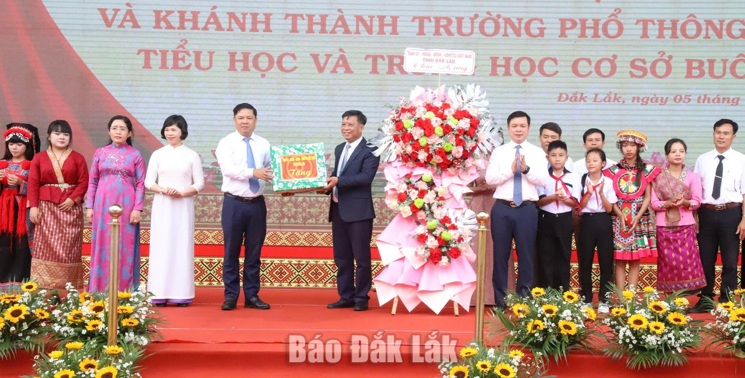 Bí thư Tỉnh ủy Lương Nguyễn Minh Triết và Chủ tịch UBND tỉnh Đỗ Hữu Huy dự Lễ khai giảng tại xã biên giới Buôn Đôn 6 trao quà của tỉnh cho