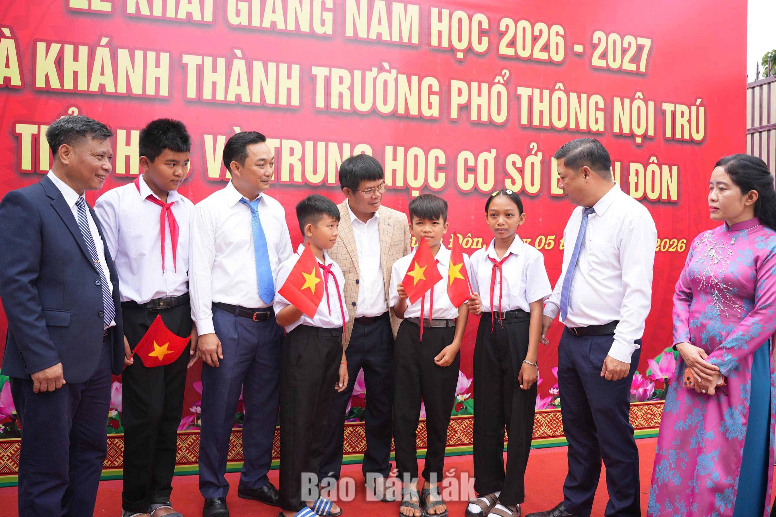 Bí thư Tỉnh ủy Lương Nguyễn Minh Triết và Chủ tịch UBND tỉnh Đỗ Hữu Huy dự Lễ khai giảng tại xã biên giới Buôn Đôn 8 Đồng chí Lương Nguyễn Minh Triết, Ủy viên Trung ương Đảng, Bí thư Tỉnh ủy, Trưởng Đoàn ĐBQH tỉnh động viên học sinh nhân dịp năm học mới.