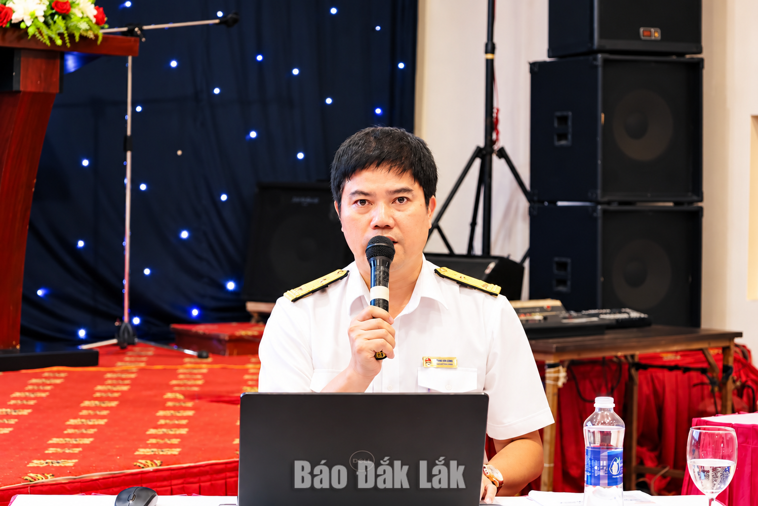 Đại diện Thuế tỉnh Đắk Lắk trao đổi với các doanh nghiệp.