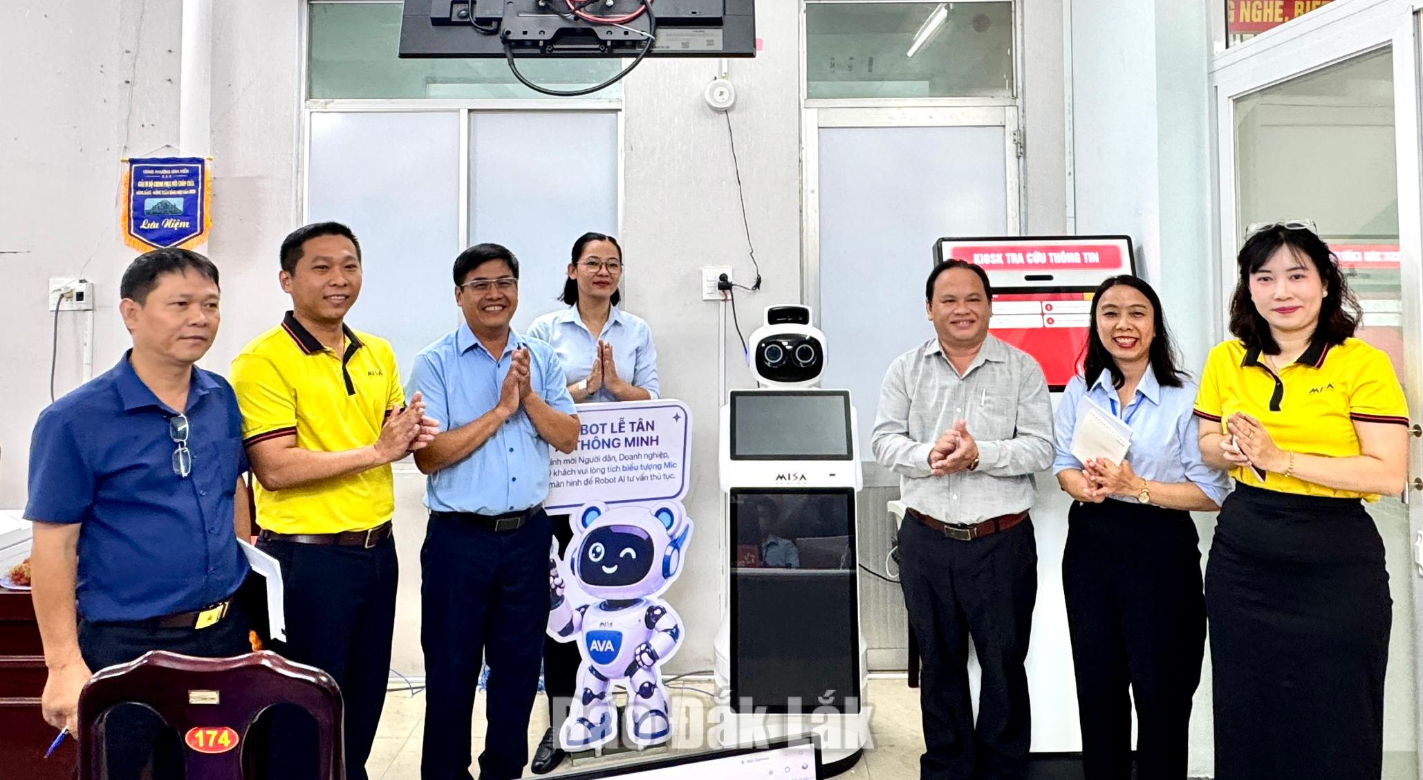 Phường Bình Kiến đưa robot lễ tân thông minh vào phục vụ người dân 1 UBND phường Bình Kiến ra mắt và đưa vào vận hành robot lễ tân thông minh ứng dụng trí tuệ nhân tạo tại bộ phận Một cửa của phường.