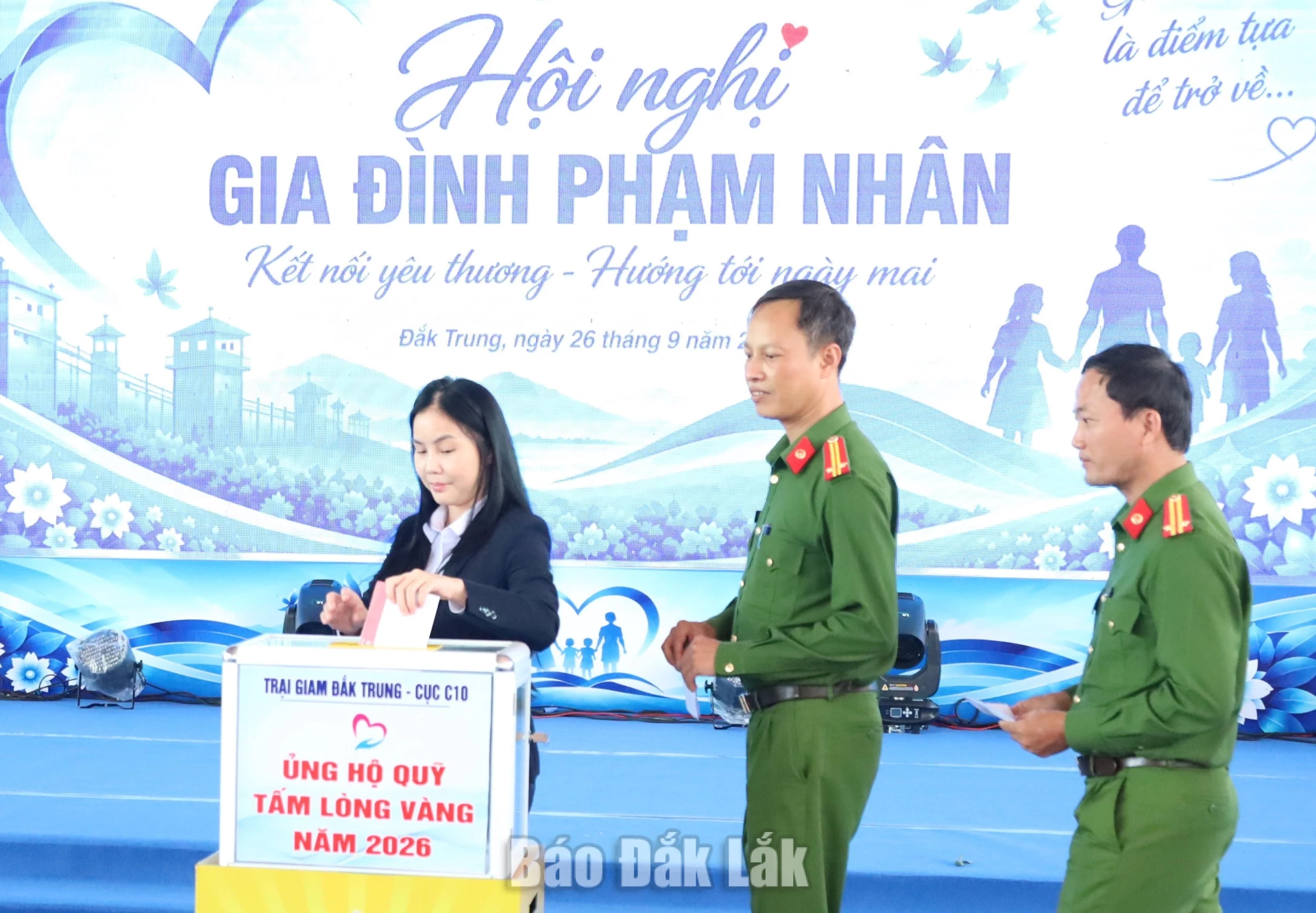 Trại giam Đắk Trung tổ chức Hội nghị gia đình phạm nhân năm 2026 3 Các đại biểu ủng hộ Quỹ Tám lòng vòng của Trại giam Đắk Trung.