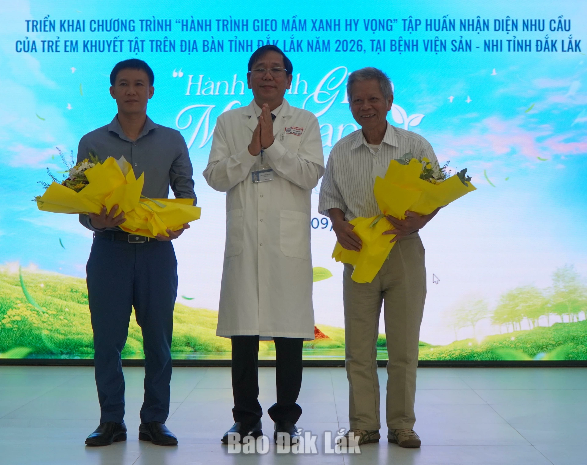 Tập huấn nhận diện nhu cầu của trẻ khuyết tật 1 Bác sĩ CKI Nguyễn Như Y, Giám đốc Bệnh viện Sản - Nhi tỉnh Đắk Lắk tặng hoa cảm ơn Trung tâm II – Trực tiếp hỗ trợ trẻ khuyết tật (thuộc Hội cứu trợ trẻ em tàn tật Việt Nam) và Sở Y tế tỉnh.