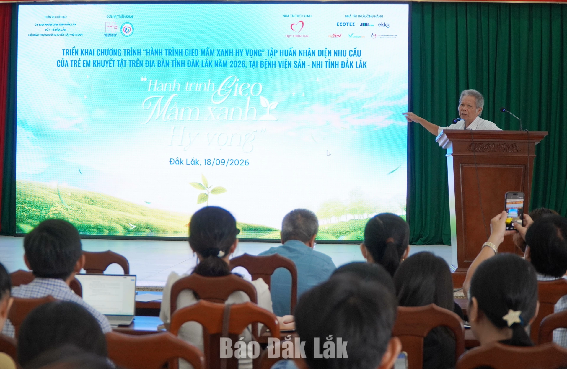 Tập huấn nhận diện nhu cầu của trẻ khuyết tật 2 Ông Đồng Văn An, Giám đốc Trung tâm II – Trực tiếp hỗ trợ trẻ khuyết tật chia sẻ tổng quát về nội dung tập huấn.