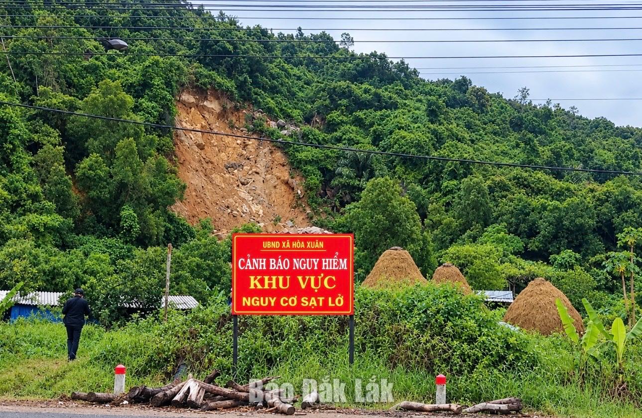 Rà soát khu vực có nguy cơ sạt lở, lũ quét tại xã Hòa Xuân 1 Lực lượng chức năng của xã Hòa Xuân cắm biển cảnh báo nguy cơ sạt lở tại thôn Hảo Sơn.