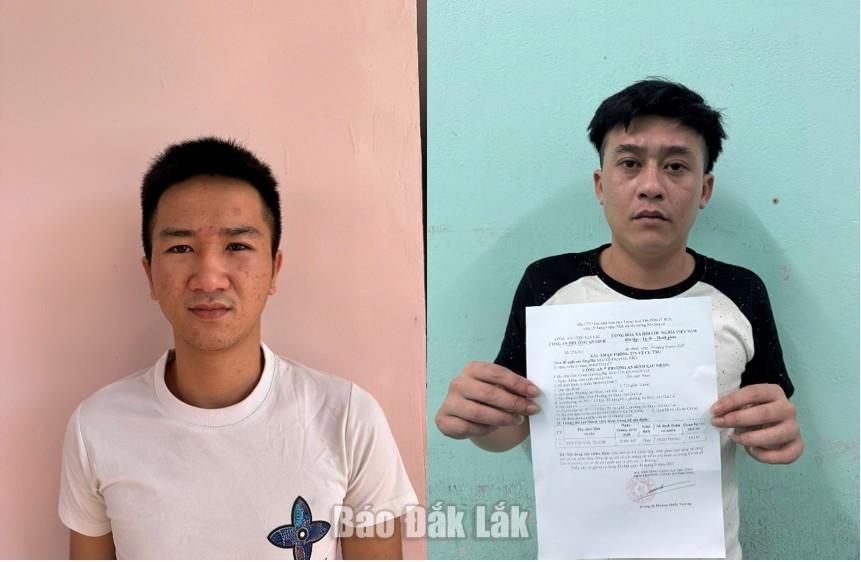 Bắt tạm giam 2 bị can dùng điện thoại giả đánh tráo hàng thật 1 Lý Tấn Khang và Nguyễn Khang Kiệt tại Cơ quan điều tra. Ảnh Công an tỉnh.