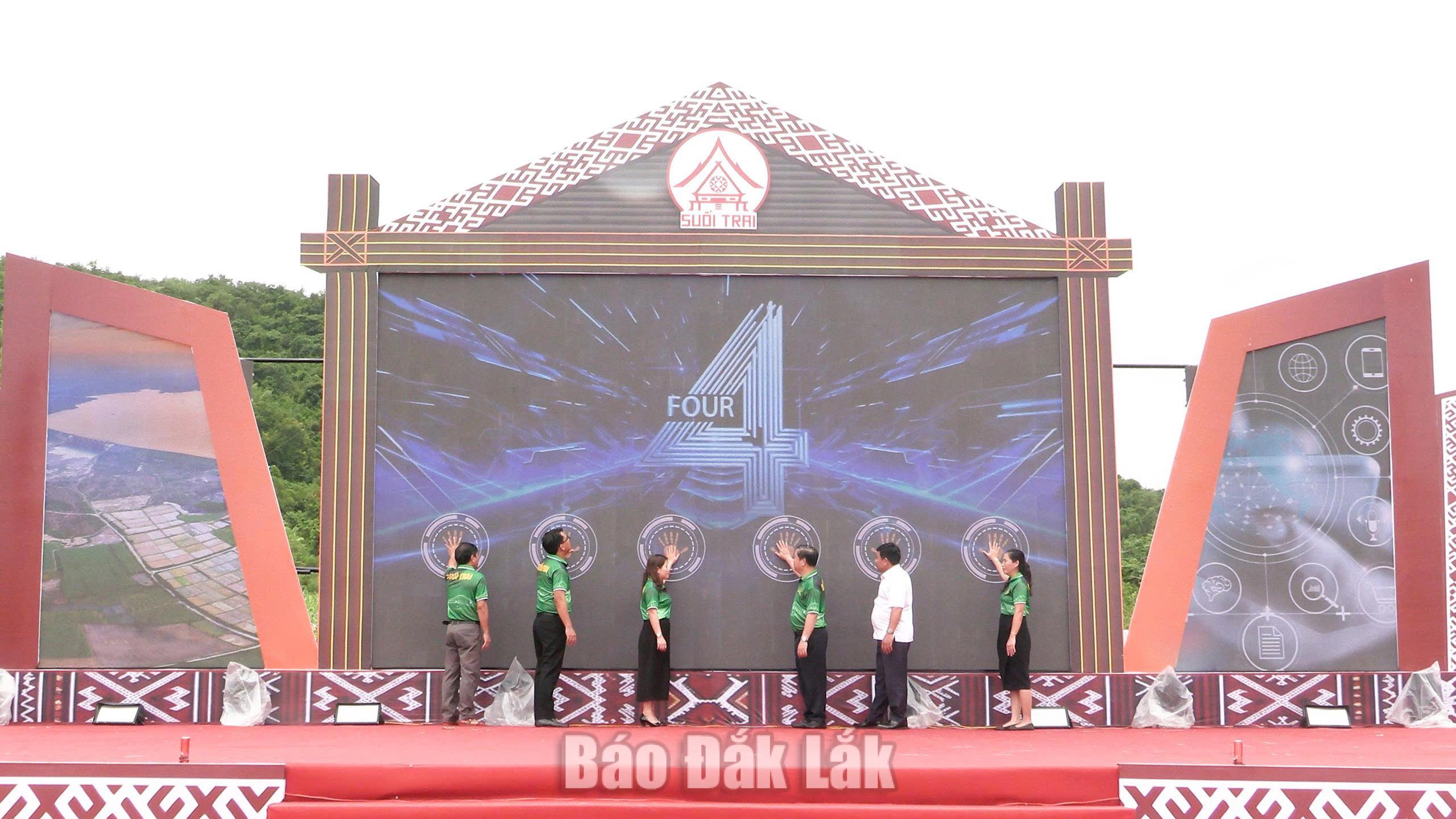 Khai mạc Ngày hội Văn hóa, thể thao các dân tộc và khoa học công nghệ xã Suối Trai 1 Lãnh đạo xã Suối Trai và các đại biểu nhấn nút chuyển đổi số.