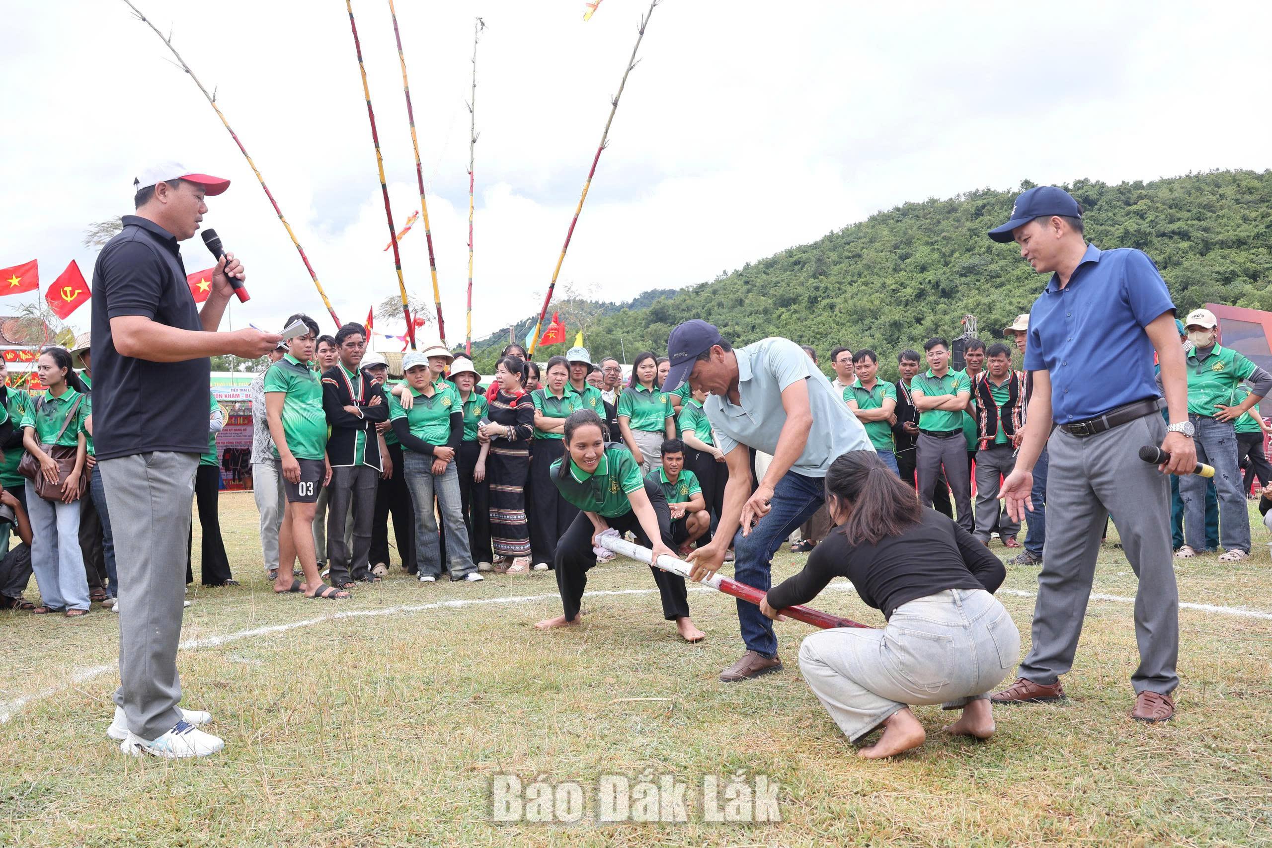 Khai mạc Ngày hội Văn hóa, thể thao các dân tộc và khoa học công nghệ xã Suối Trai 3 Các đội tranh tài ở môn đẩy gậy.