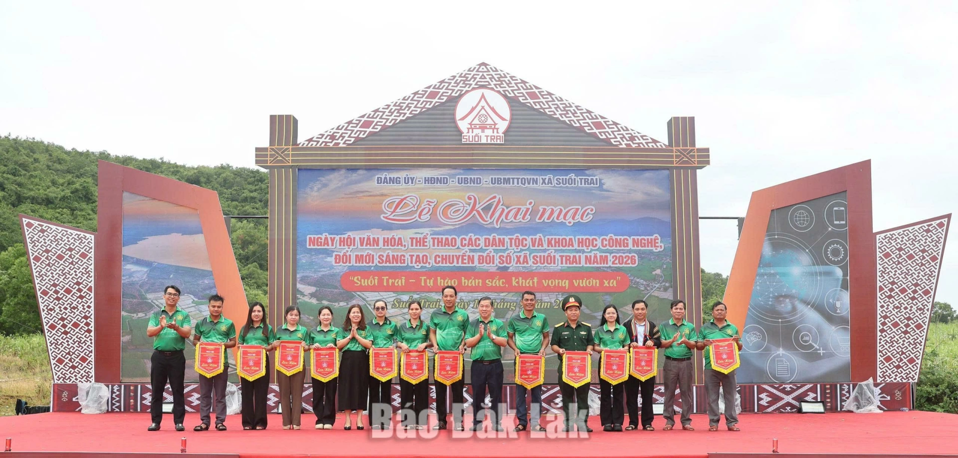 Khai mạc Ngày hội Văn hóa, thể thao các dân tộc và khoa học công nghệ xã Suối Trai 2 Lãnh đạo xã Suối Trai tặng cờ lưu niệm cho các đoàn.
