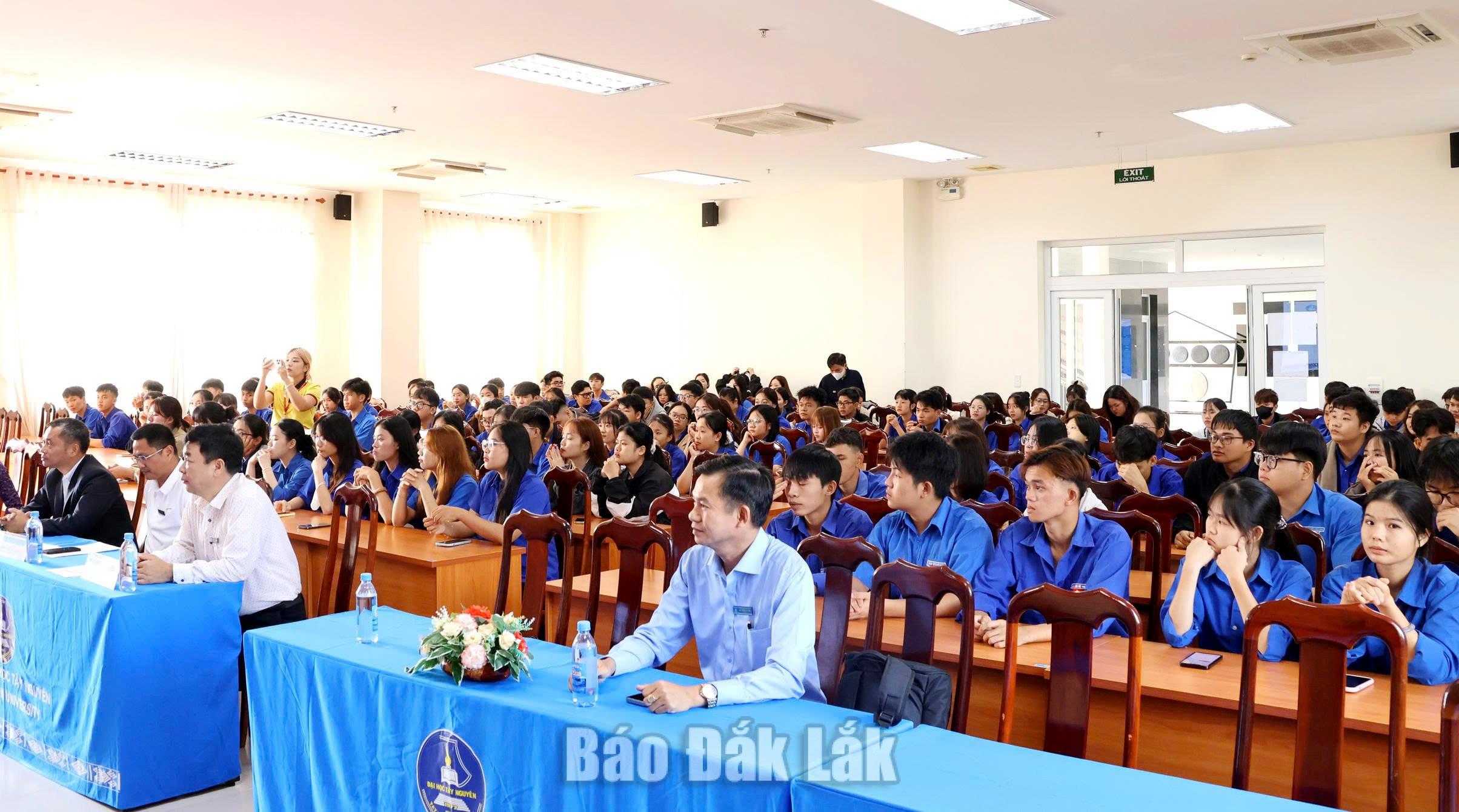Trang bị tư duy khởi nghiệp cho sinh viên 3 Cán bộ, giảng viên, sinh viên Trường Đại học Tây Nguyên tham dự buổi tập huấn.