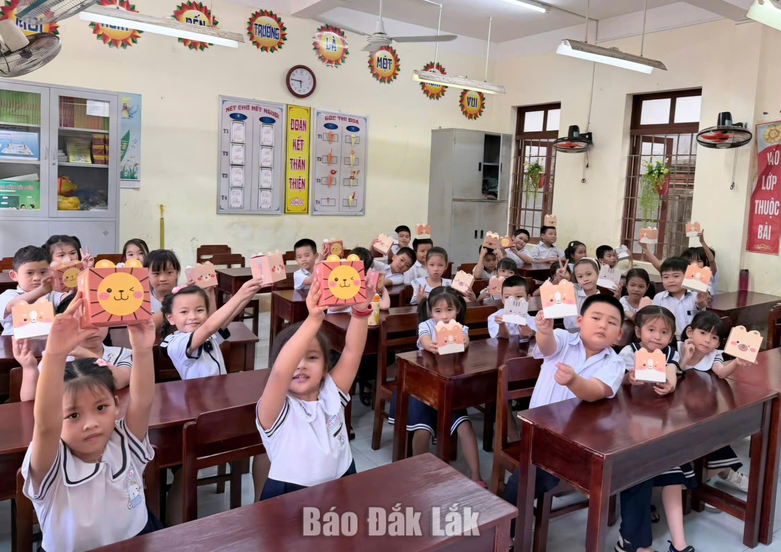 Học sinh các cấp học tựu trường, làm quen với giáo viên, lớp học trước thềm năm học mới. 