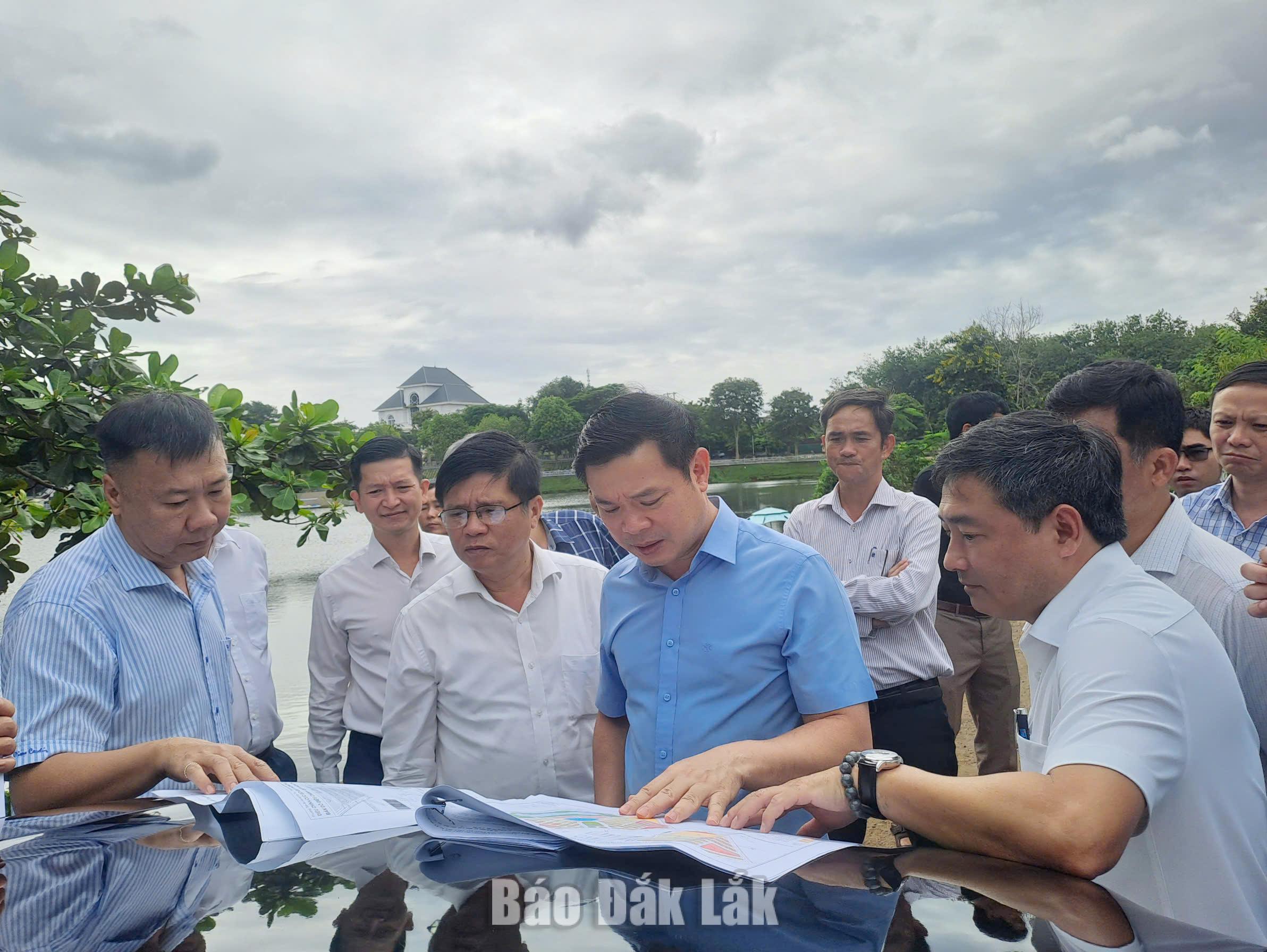 Chủ tịch UBND tỉnh Đắk Lắk Đỗ Hữu Huy cùng các sở, ngành kiểm tra và trao đổi về giải pháp thực hiện đấu giá thực hiện dự án một khu đất ở phường Tân An.