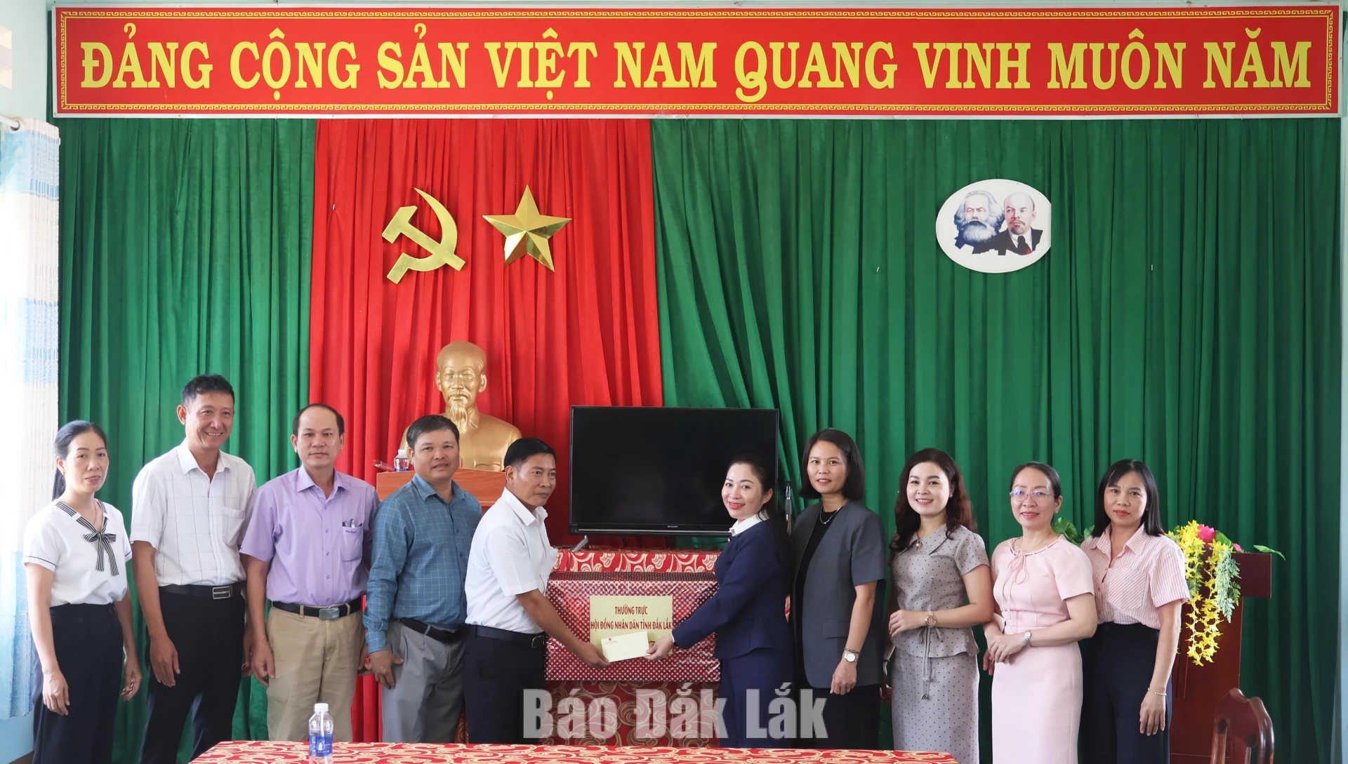 Khảo sát bữa ăn dinh dưỡng tại Trường Tiểu học và THCS Y Ngông Niê KĐăm 4 Đồng chí Phúc Bình Niê KĐăm, Phó Chủ tịch HĐND tỉnh trao quà Thường trực HĐND tỉnh tặng cho nhà trường.
