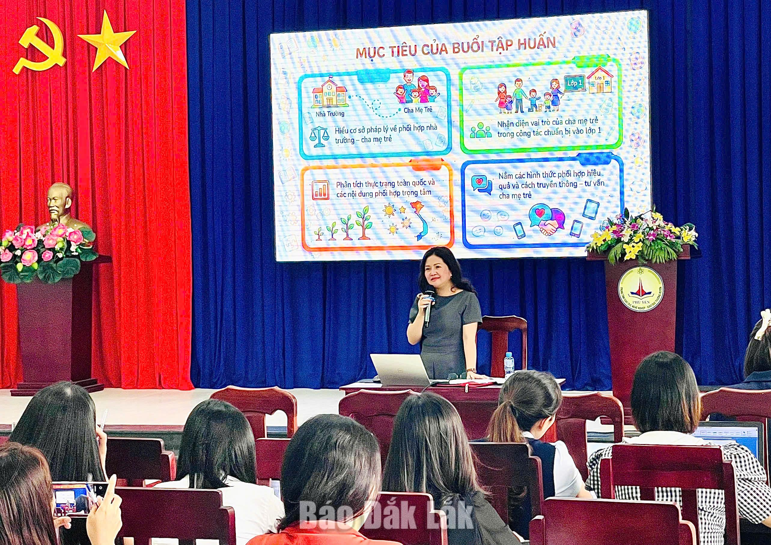 Nâng cao năng lực quản lý, chăm sóc trẻ mầm non 1 Các học viên tham dự lớp tập huấn.
