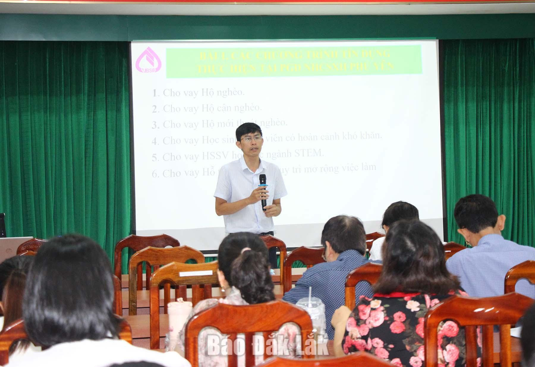Tập huấn nghiệp vụ tín dụng chính sách cho trưởng khu phố 2 Đại diện Phòng Giao dịch Ngân hàng Chính sách xã hội Phú Yên trình bày các nội dung tập huấn.