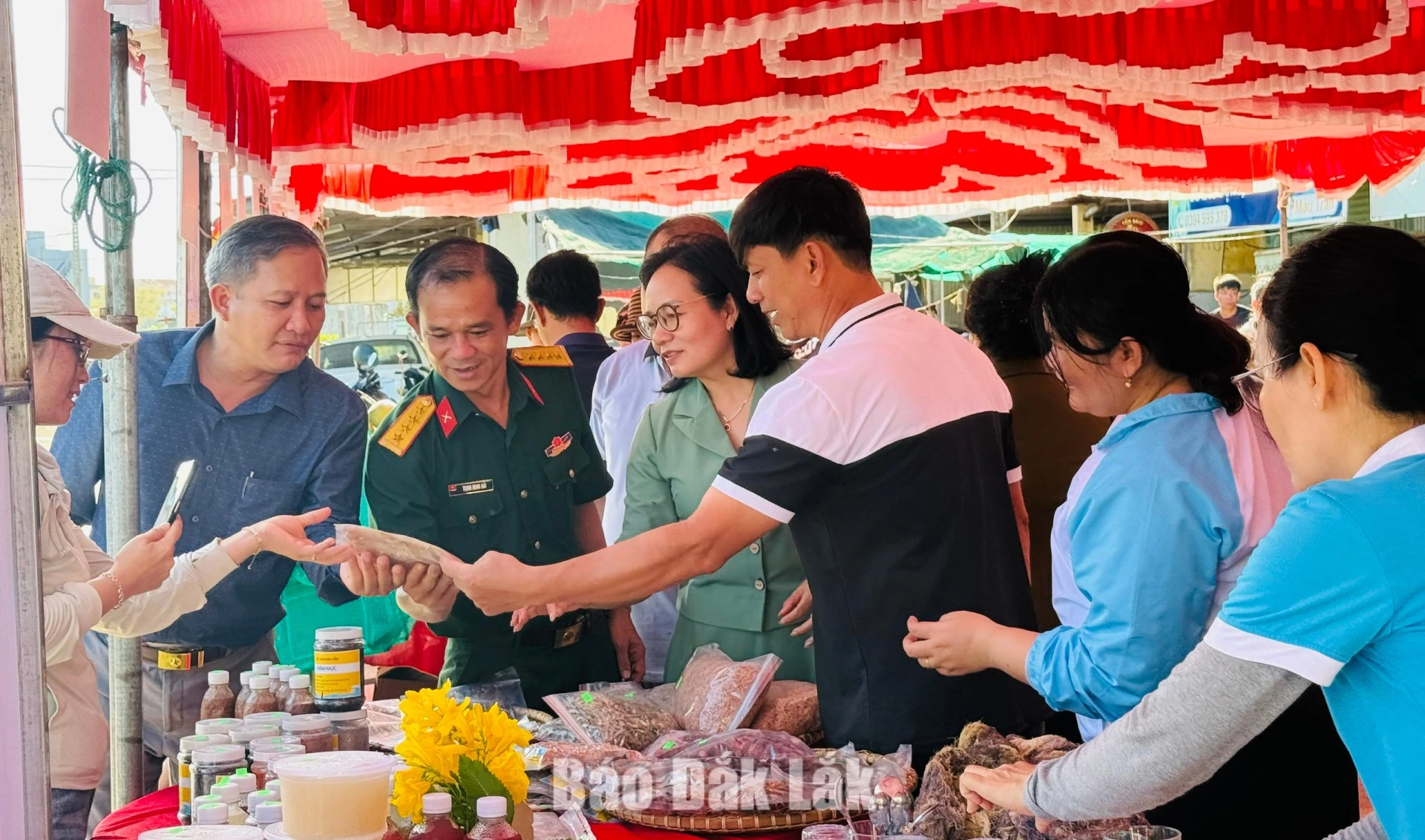 Phiên chợ giới thiệu sản phẩm chủ lực, đặc trưng tại xã Ô Loan 1 Các đại biểu tham quan các gian hàng tại phiên chợ.
