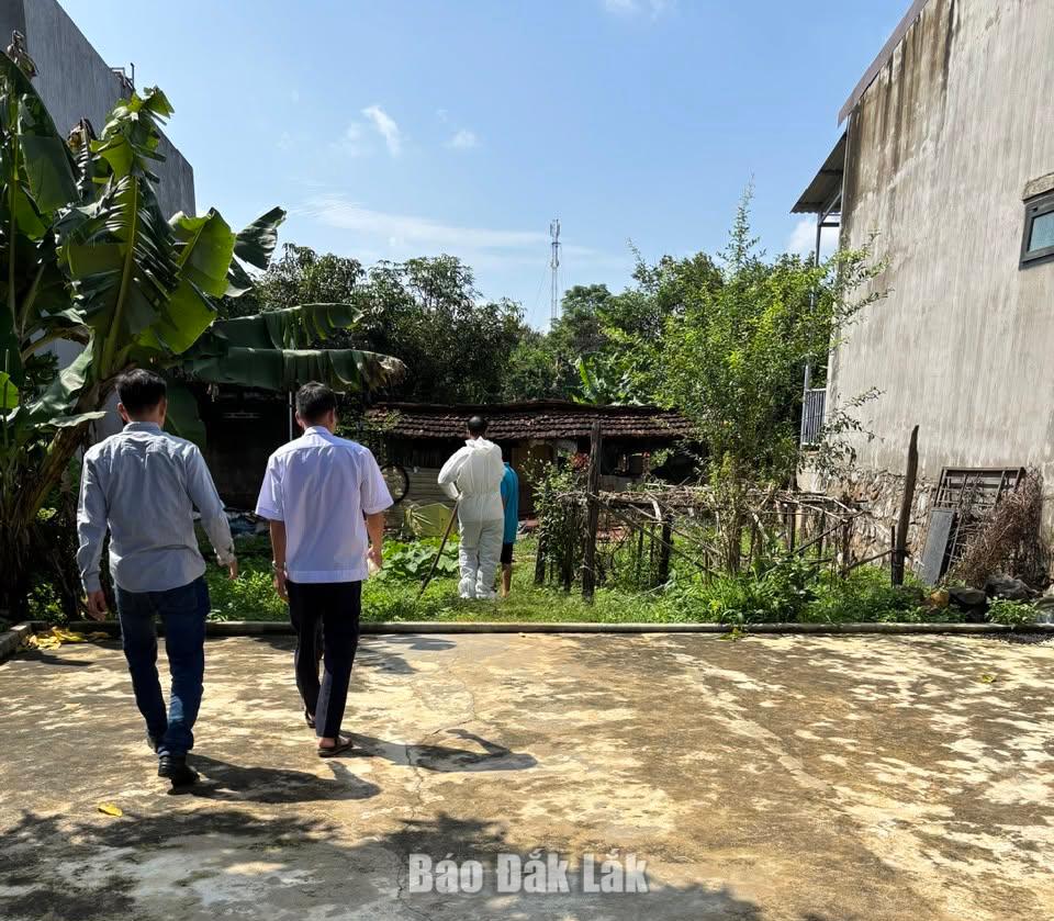 Lực lượng chức năng triển khai các biện pháp điều tra dịch tễ tại phường Thành Nhất.