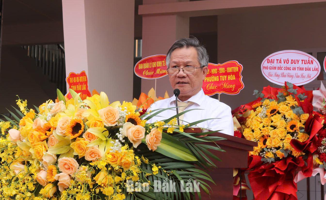 Hiệu trưởng Trường THPT Chuyên Lương Văn Chánh Huỳnh Tấn Châu phát biểu tại lễ khai giảng.