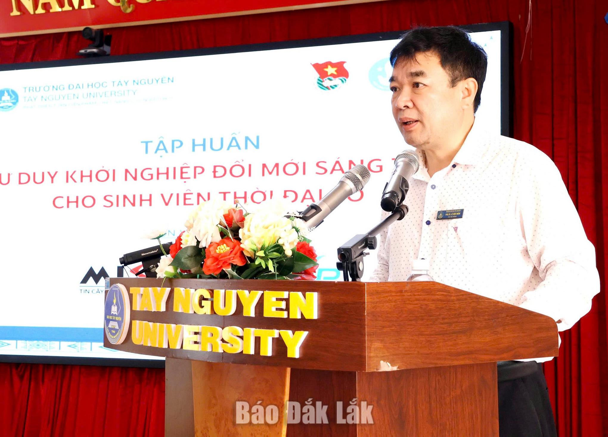 Trang bị tư duy khởi nghiệp cho sinh viên 1 PGS.TS. Lê Đức Niêm – Phó Hiệu trưởng Trường Đại học Tây Nguyên phát biểu tại buổi tập huấn.
