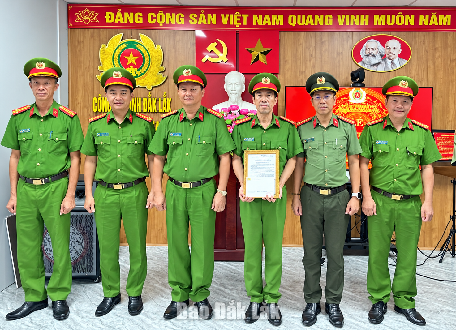 Đại tá Võ Duy Tuấn, Phó Giám đốc Công an tỉnh trao quyết định khen thưởng cho tập thể Công an phường Ea Kao.