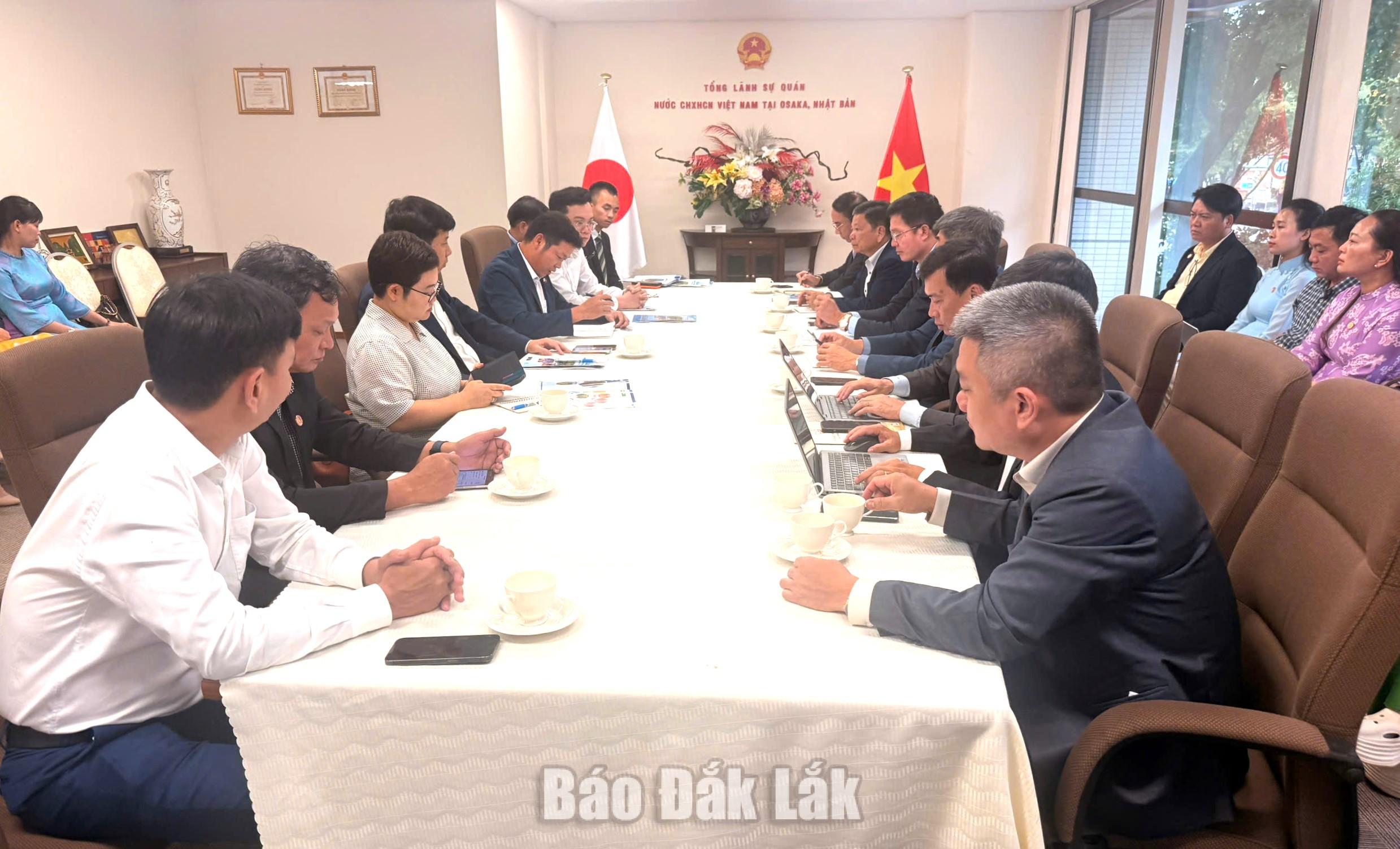 Kết nối doanh nghiệp tỉnh Đắk Lắk và Nhật Bản 5 Đoàn công tác của tỉnh làm việc với Tổng Lãnh sự quán Việt Nam tại Osaka và Hội người Việt Nam tại Kansai. Ảnh: Đoàn công tác cung cấp