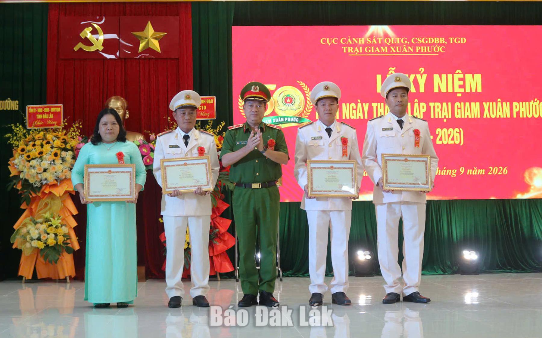Trạm giam Xuân Phước kỷ niệm 50 năm thành lập 2 Cục trưởng Cục Cảnh sát quản lý trại giam, cơ sở giáo dục bắt buộc, trường giáo dưỡng Nguyễn Thanh Trường trao bằng khen của Bộ Công an cho 4 cá nhân.
