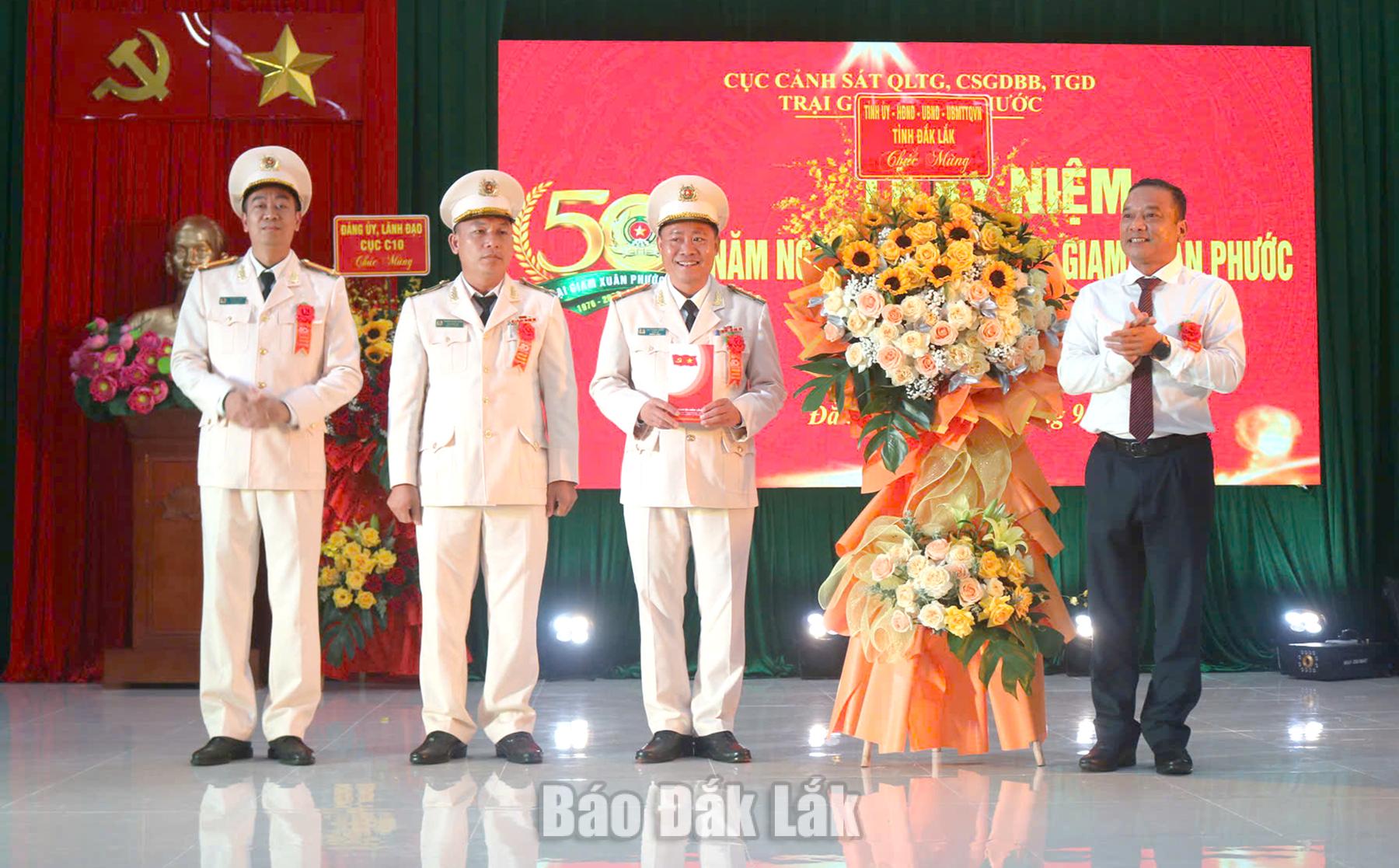 Trạm giam Xuân Phước kỷ niệm 50 năm thành lập 1 Phó Bí thư Tỉnh ủy, Chủ tịch Ủy ban MTTQ Việt Nam tỉnh Y Giang Gry Niê Knơng tặng hoa chúc mừng tập thể lãnh đạo, cán bộ Trại giam Xuân Phước.