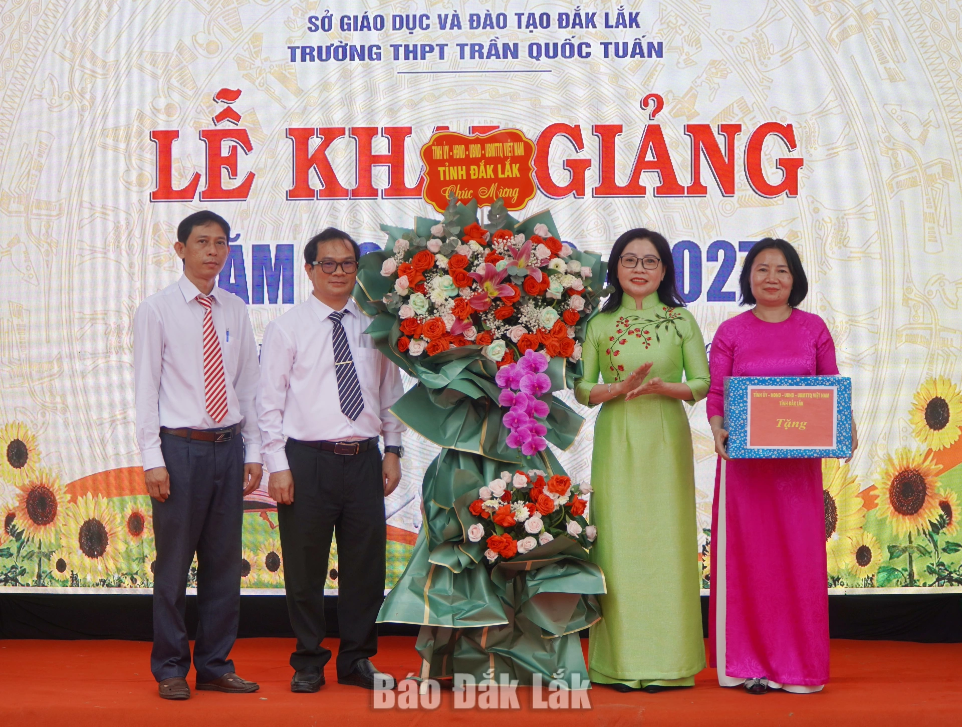 Trao 113 suất học bổng dịp khai giảng 1 Đồng chí Nguyễn Thị Thu Nguyệt, Tỉnh ủy viên, Phó Trưởng đoàn chuyên trách Đoàn ĐBQH tỉnh tăng hoa, quà của Tỉnh ủy, HĐND, UBND, UBMTTQVN tỉnh cho thầy và trò nhà trường nhân dịp khai giảng năm học mới 2026-2027.