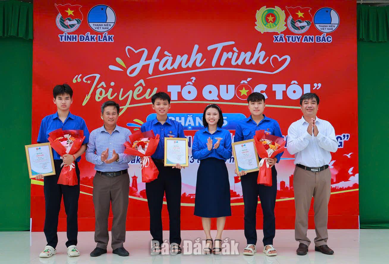 Ngày hội “Thanh niên với văn hóa giao thông” năm 2026 2 Ban tổ chức trao giải cho các đội tham gia Hội thi “Thanh niên lái đúng - Giao thông văn minh”.